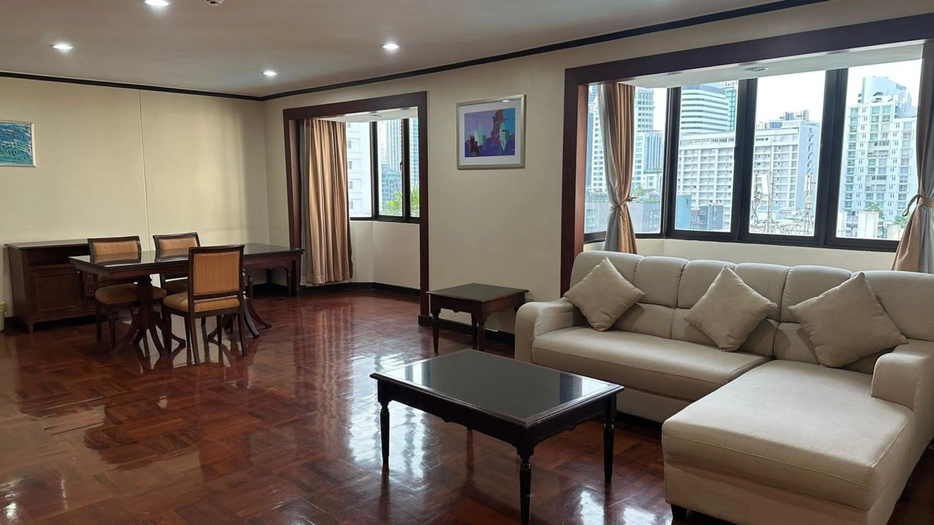Living room in Omni Tower Sukhumvit Soi 4 Direct Rooms