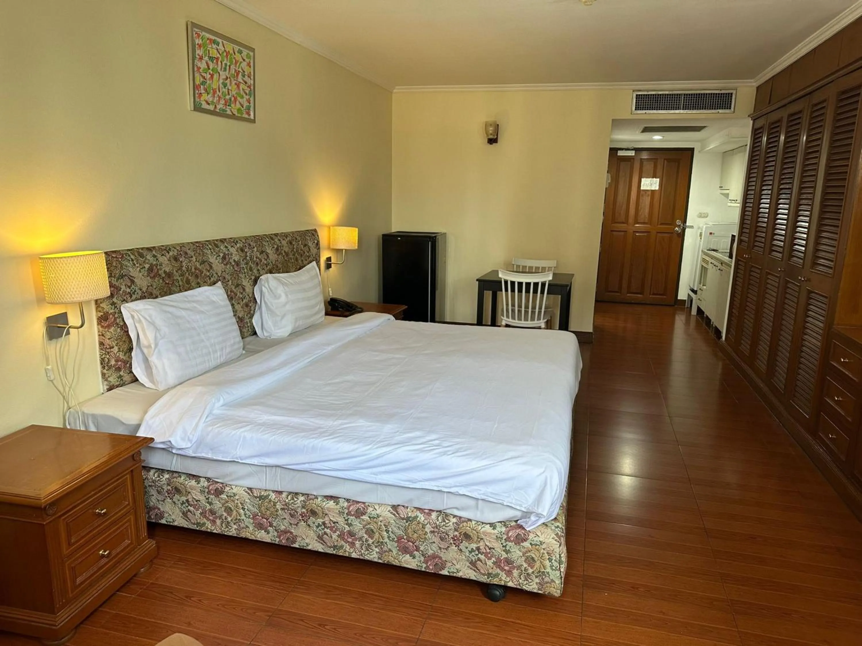 Bedroom, Bed in Omni Tower Sukhumvit Soi 4 Direct Rooms
