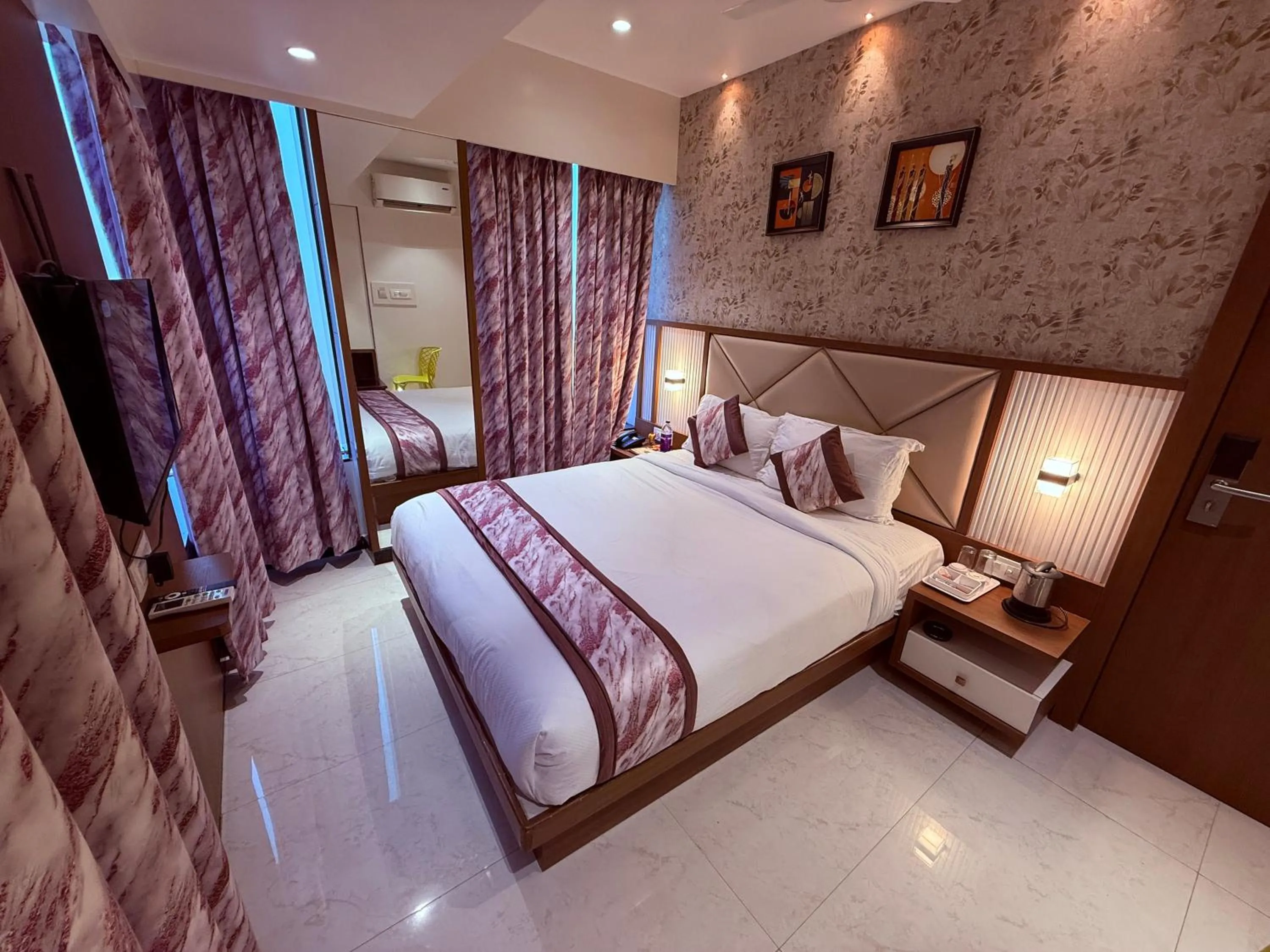 Bed in Hotel Pearl Residency Thane