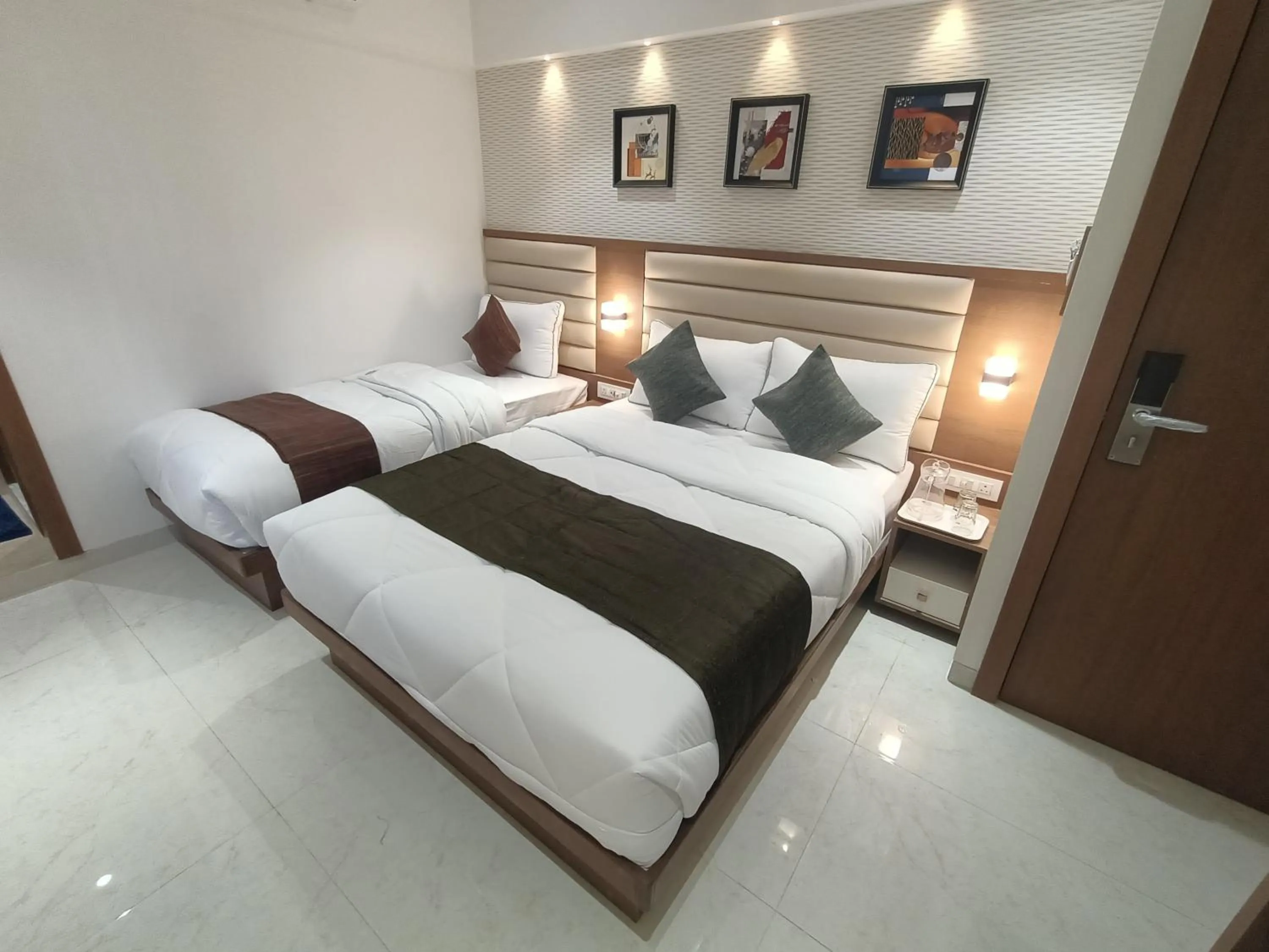 Bed in Hotel Pearl Residency Thane