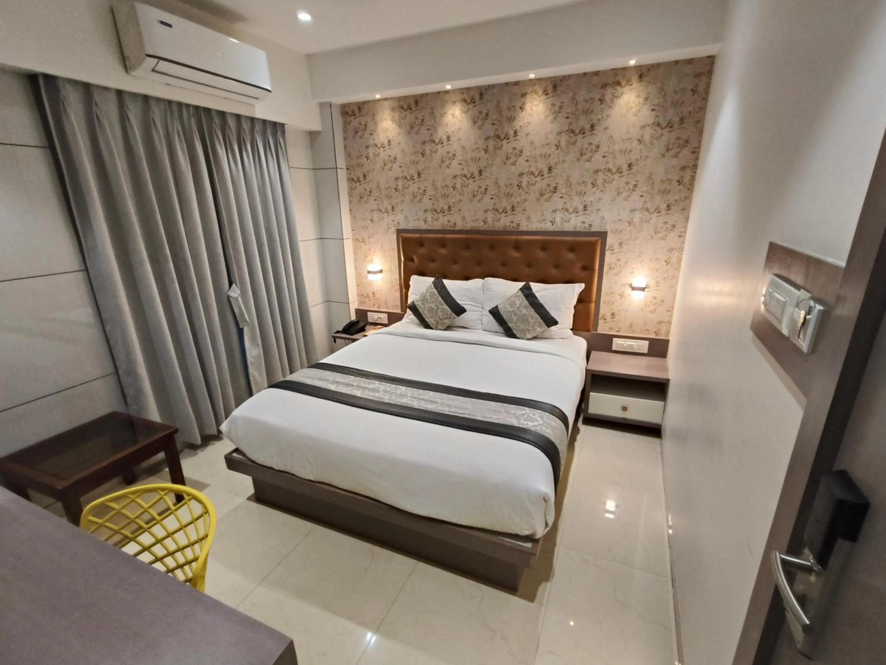 Bed in Hotel Pearl Residency Thane
