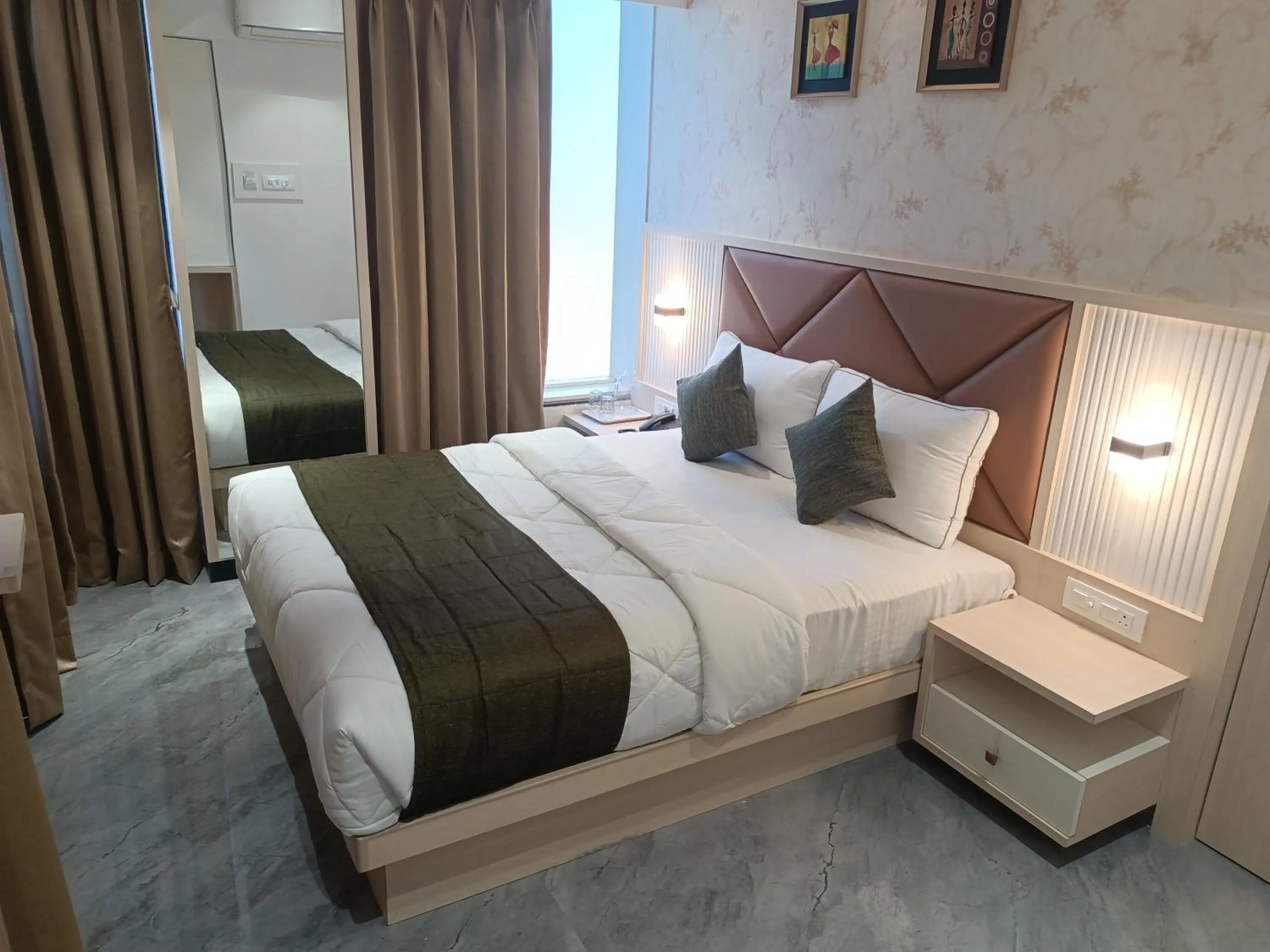 Bed in Hotel Pearl Residency Thane