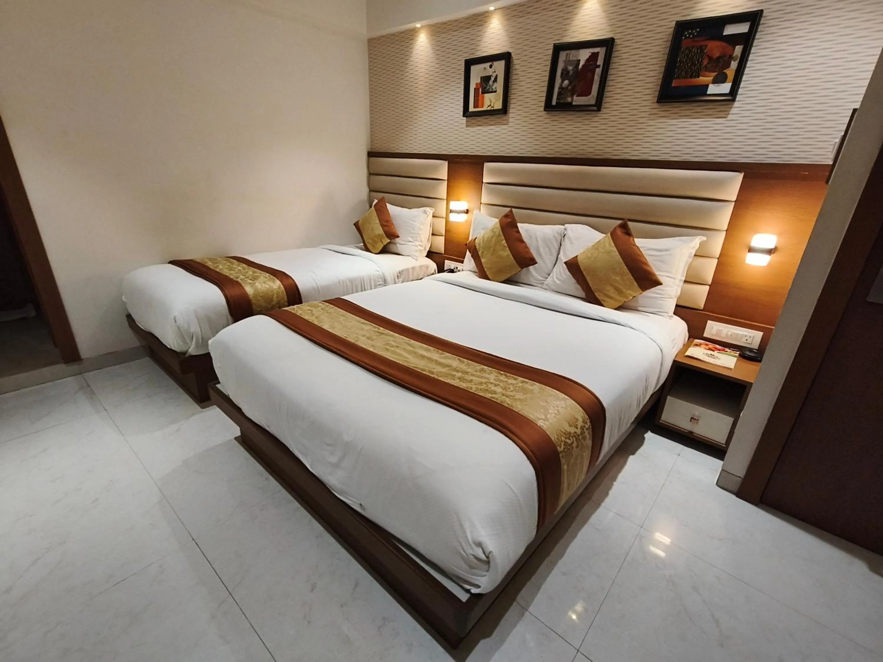 Bed in Hotel Pearl Residency Thane
