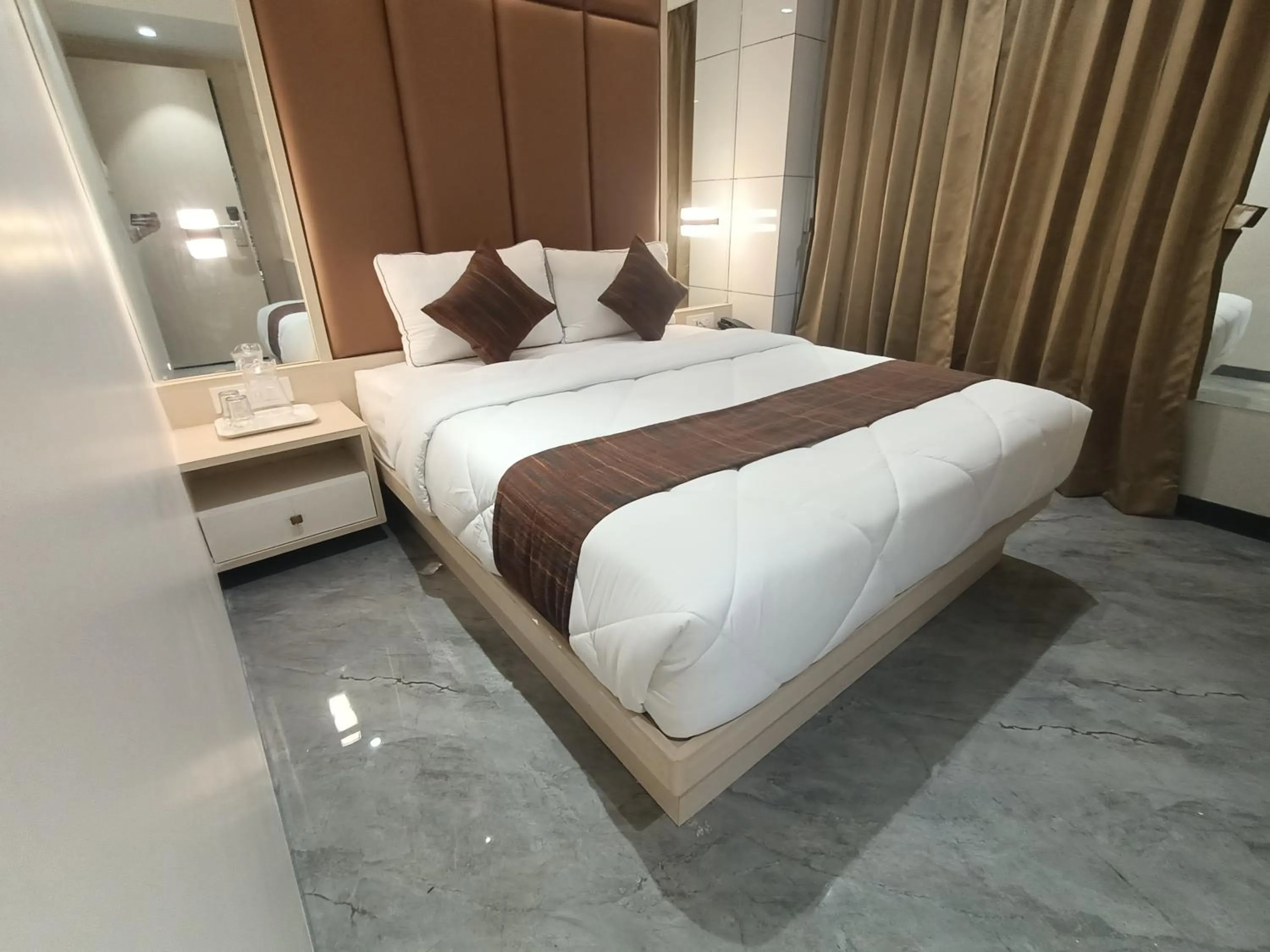 Bed in Hotel Pearl Residency Thane