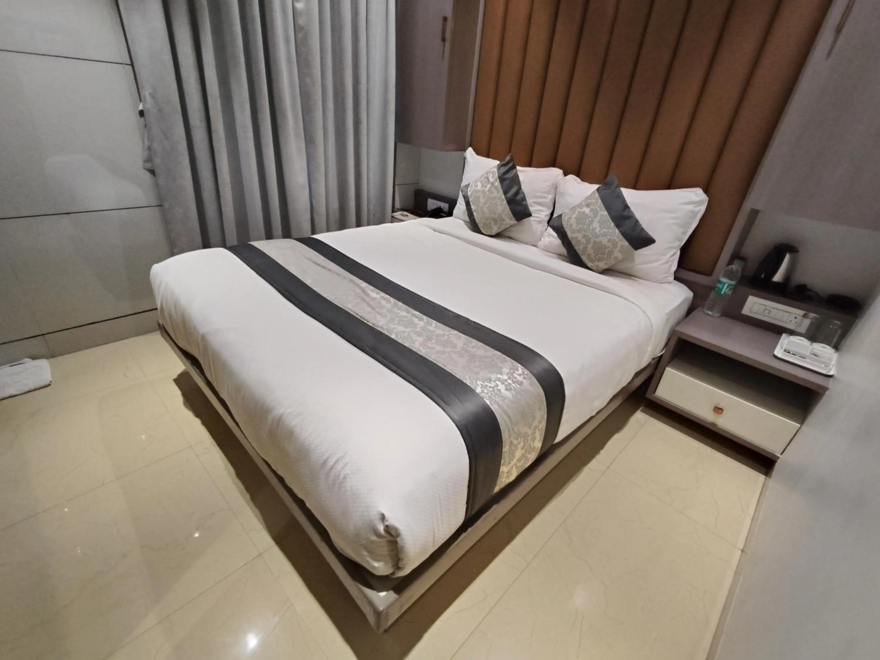 Bed in Hotel Pearl Residency Thane