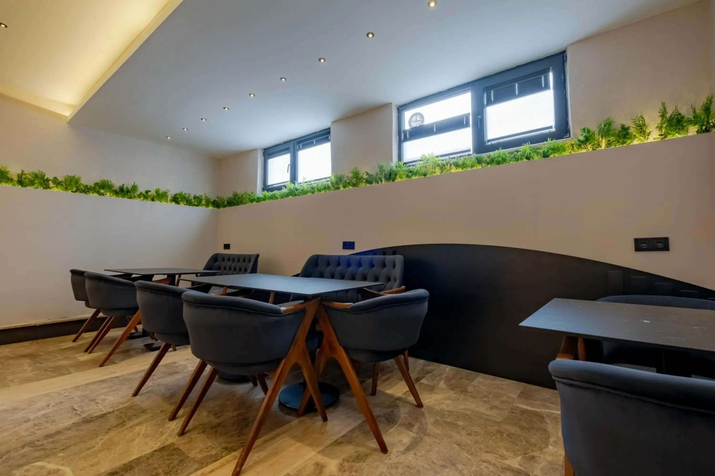 Restaurant/places to eat in FLY POINT AIRPORT HOTEL Restaurant/places to eat in FLY POINT AIRPORT HOTEL