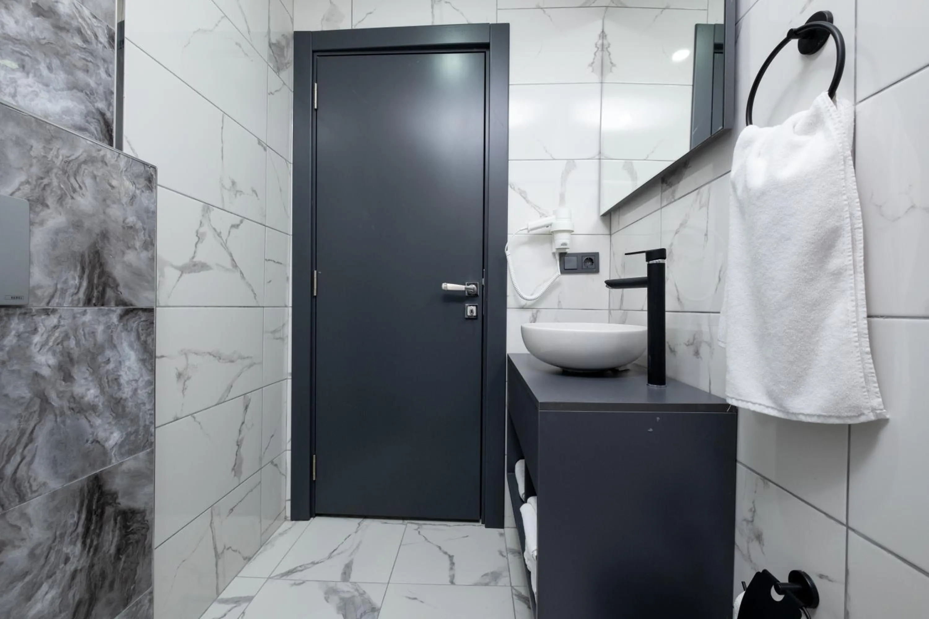 Shower in FLY POINT AIRPORT HOTEL