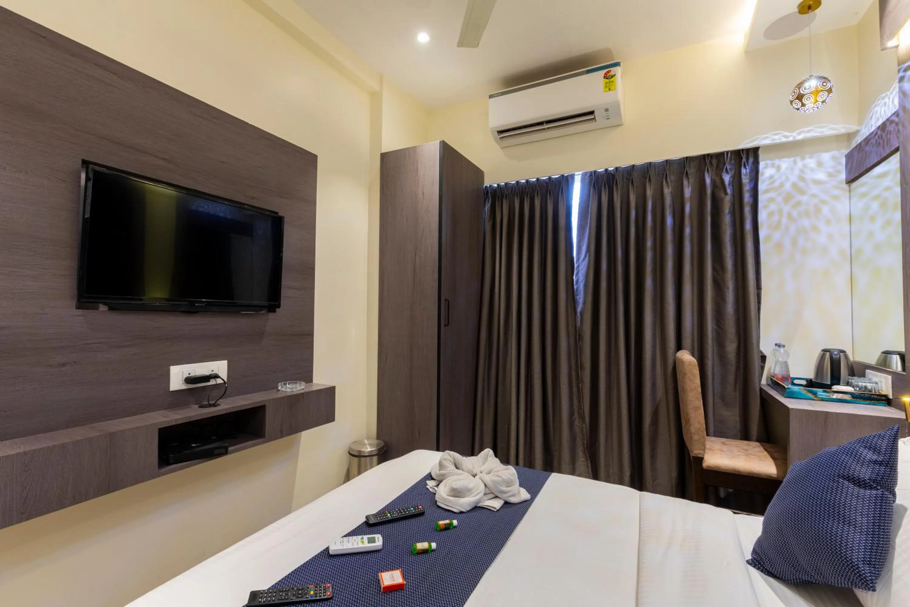 Bedroom, Bed in Horizon Inn Near Exhibition Center