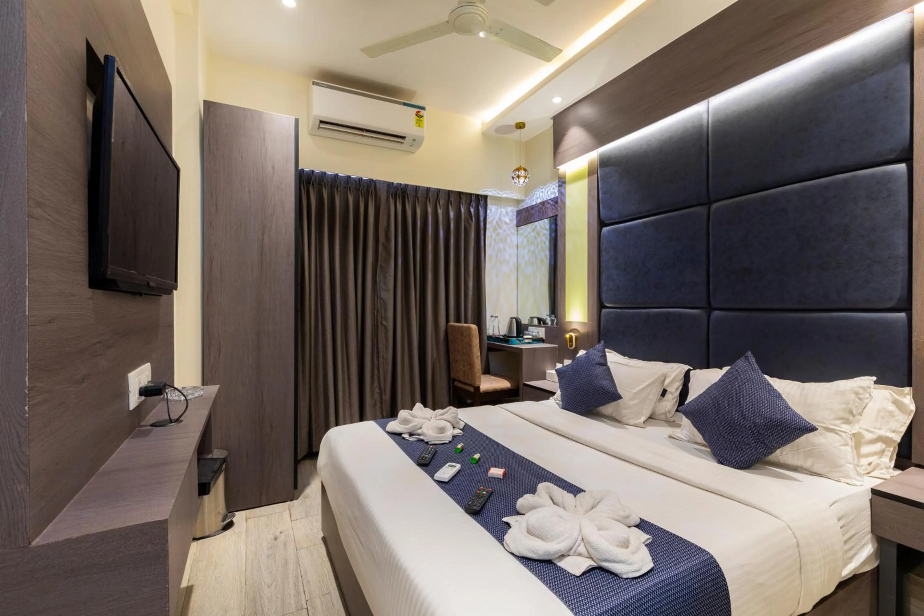 Bedroom, Bed in Horizon Inn Near Exhibition Center