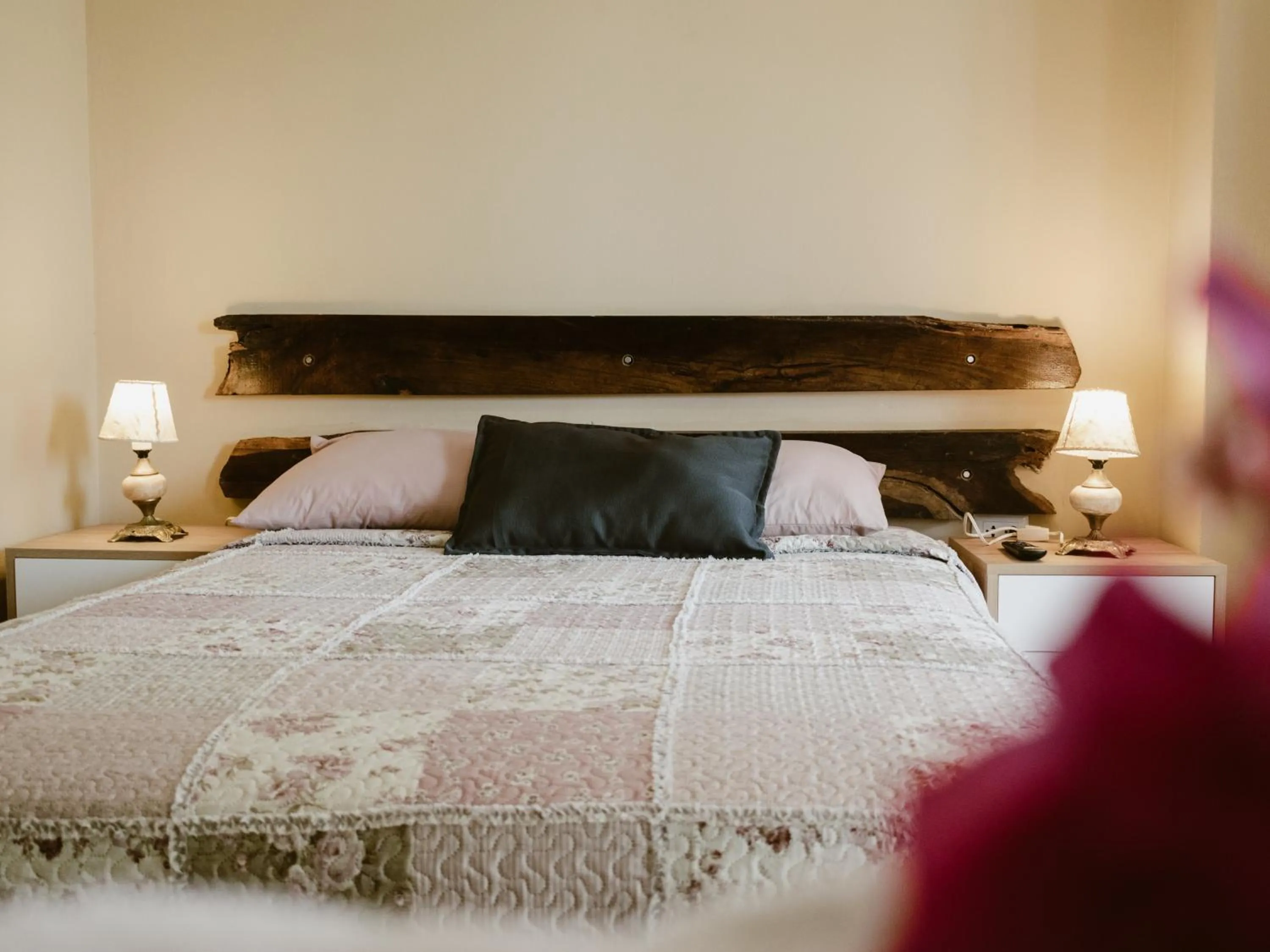 Decorative detail, Bed in Serenity Lodge