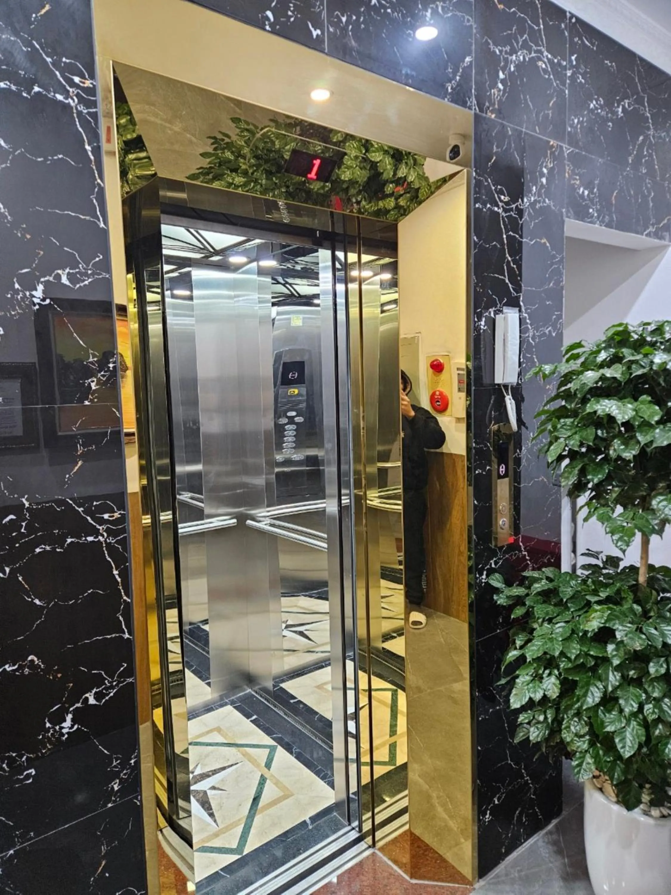 elevator in Hoàng Gia Hotel Royal