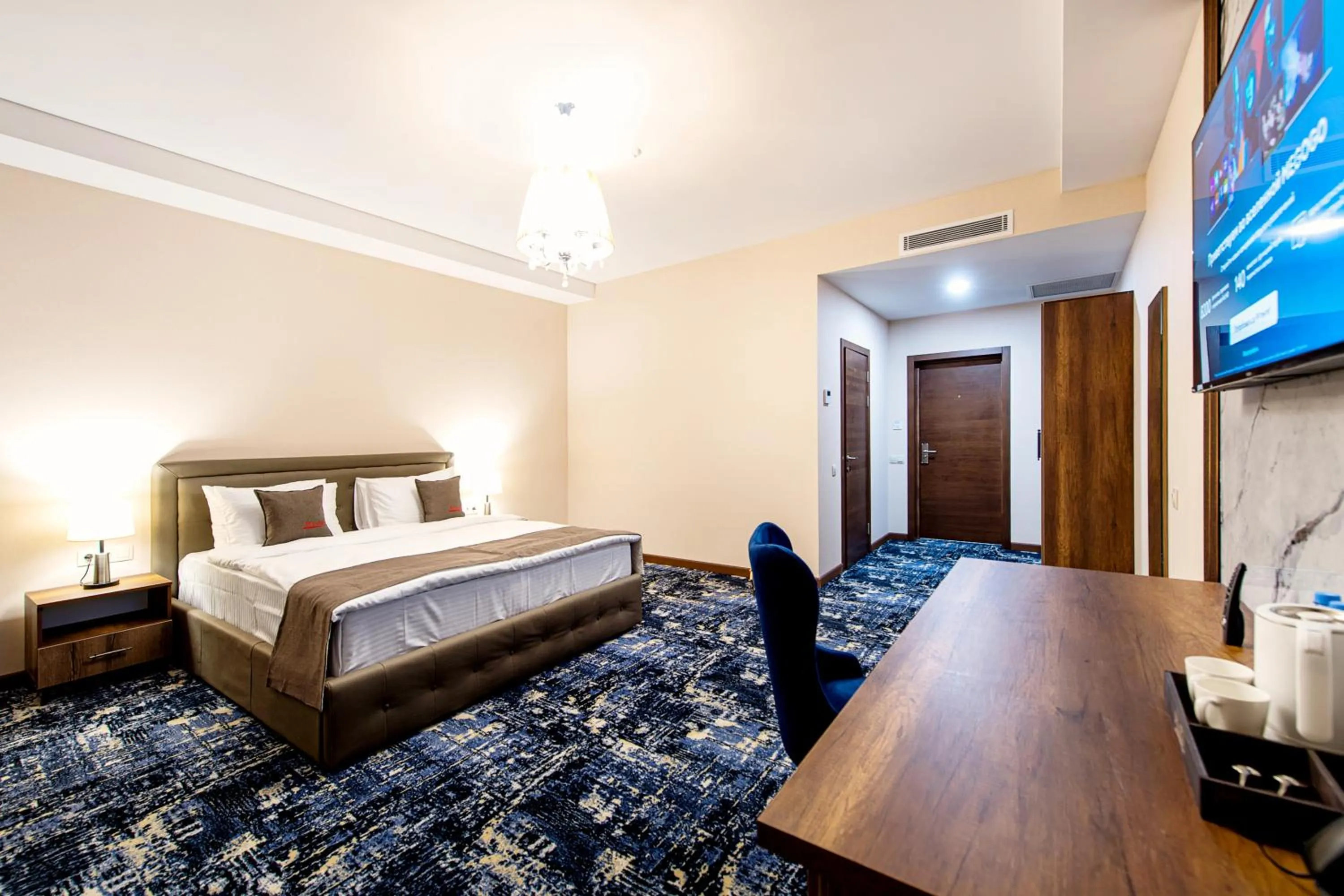 Communal lounge/ TV room, Bed in MirOtel