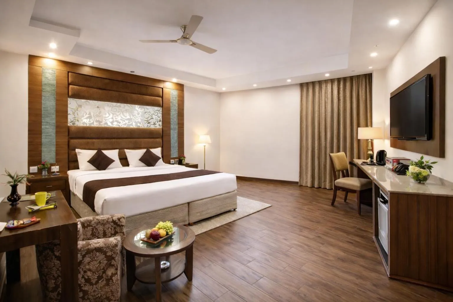 Property building, Bed in Hotel Good Times - 3 Min Walk from Metro