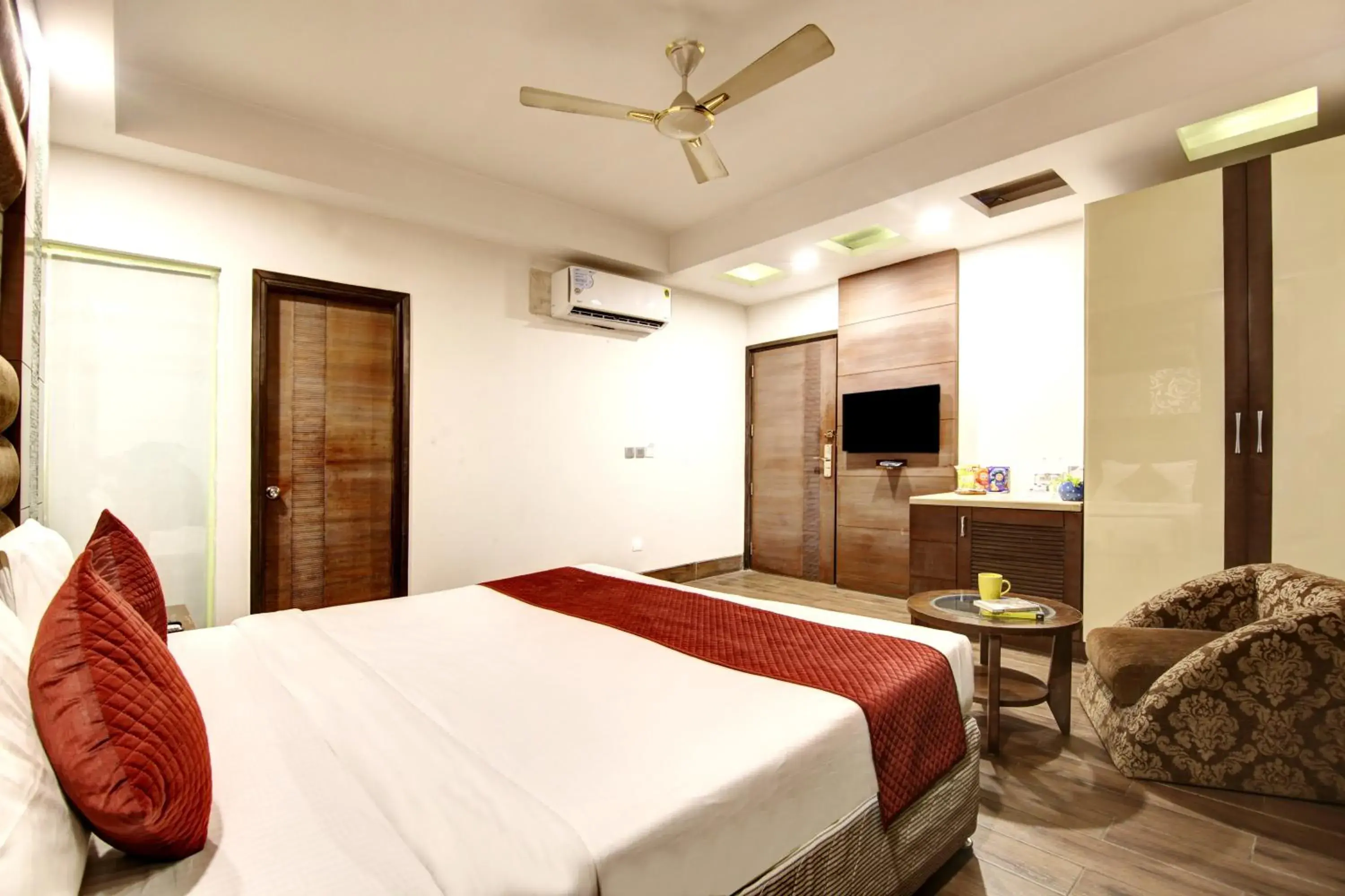 Bed in Hotel Good Times - 3 Min Walk from Metro Bed in Hotel Good Times - 3 Min Walk from Metro