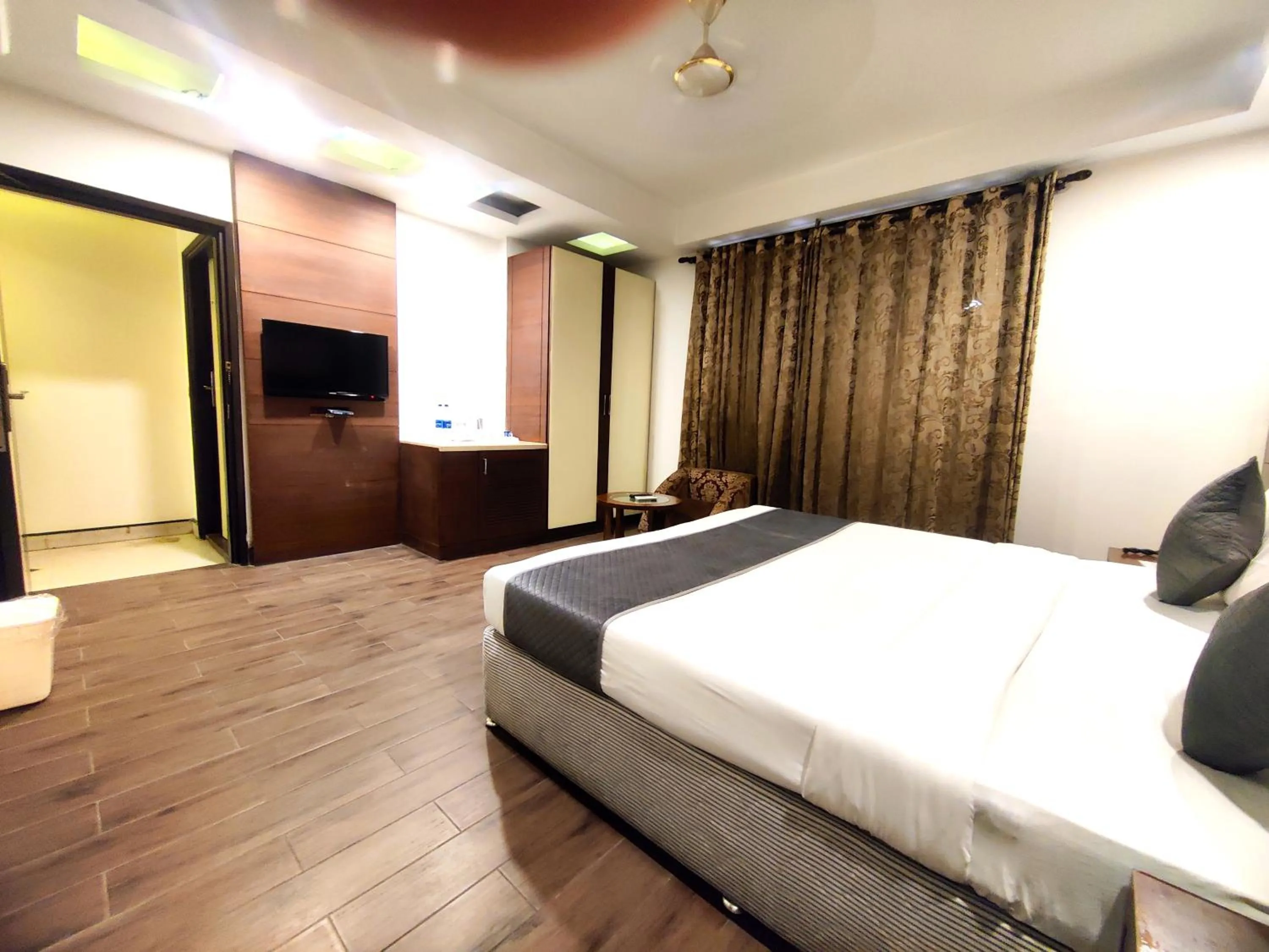 Communal lounge/ TV room, Bed in Hotel Good Times - Karol Bagh Metro Station