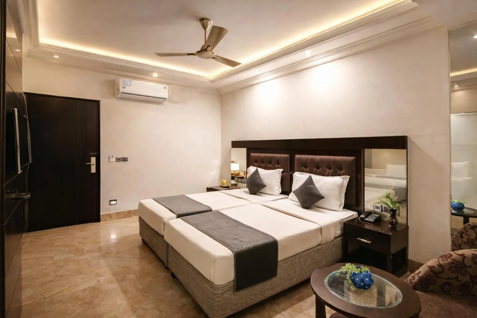 Property building, Bed in Hotel Good Times - 3 Min Walk from Metro