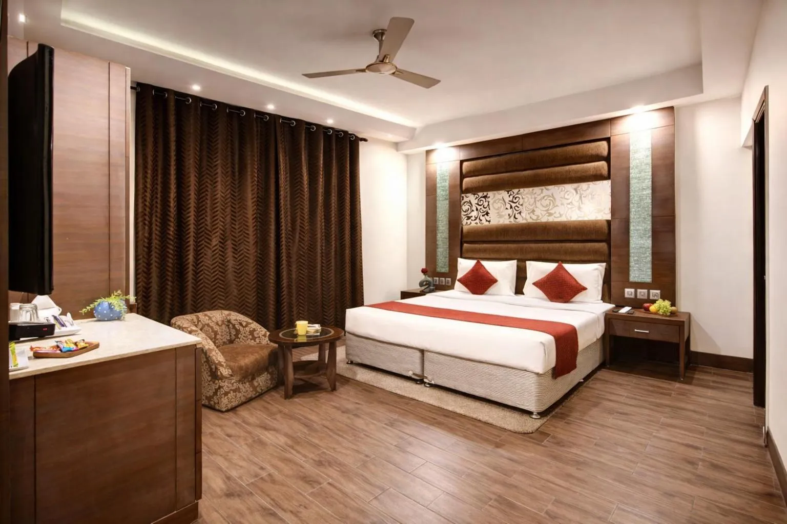 Property building, Bed in Hotel Good Times - 3 Min Walk from Metro