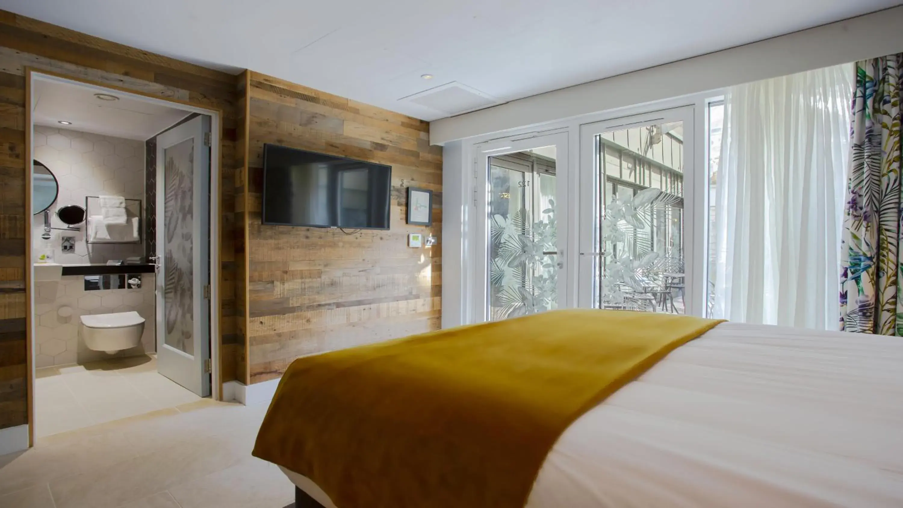 Photo of the whole room, Bed in Hotel Indigo - Bath by IHG Photo of the whole room, Bed in Hotel Indigo - Bath by IHG