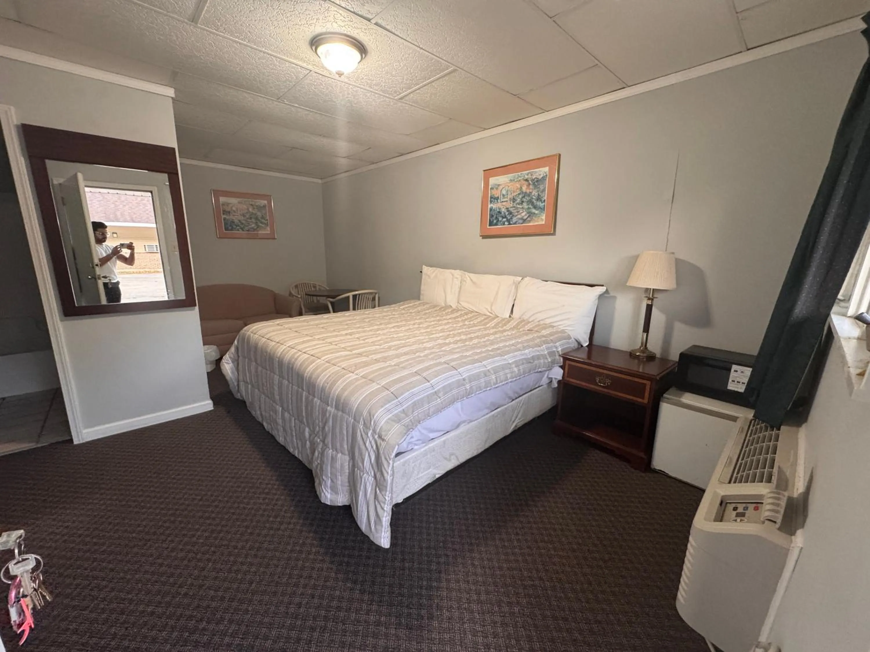 Bedroom, Bed in Economy Inn