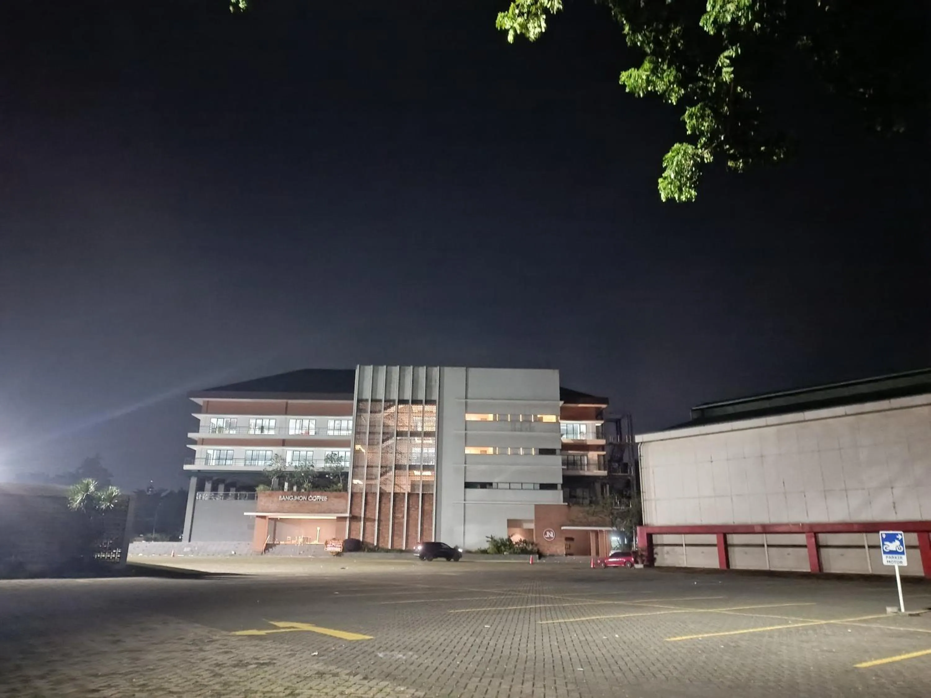 Parking in TOS Hotel & Convention Center Tangerang Powered by Archipelago