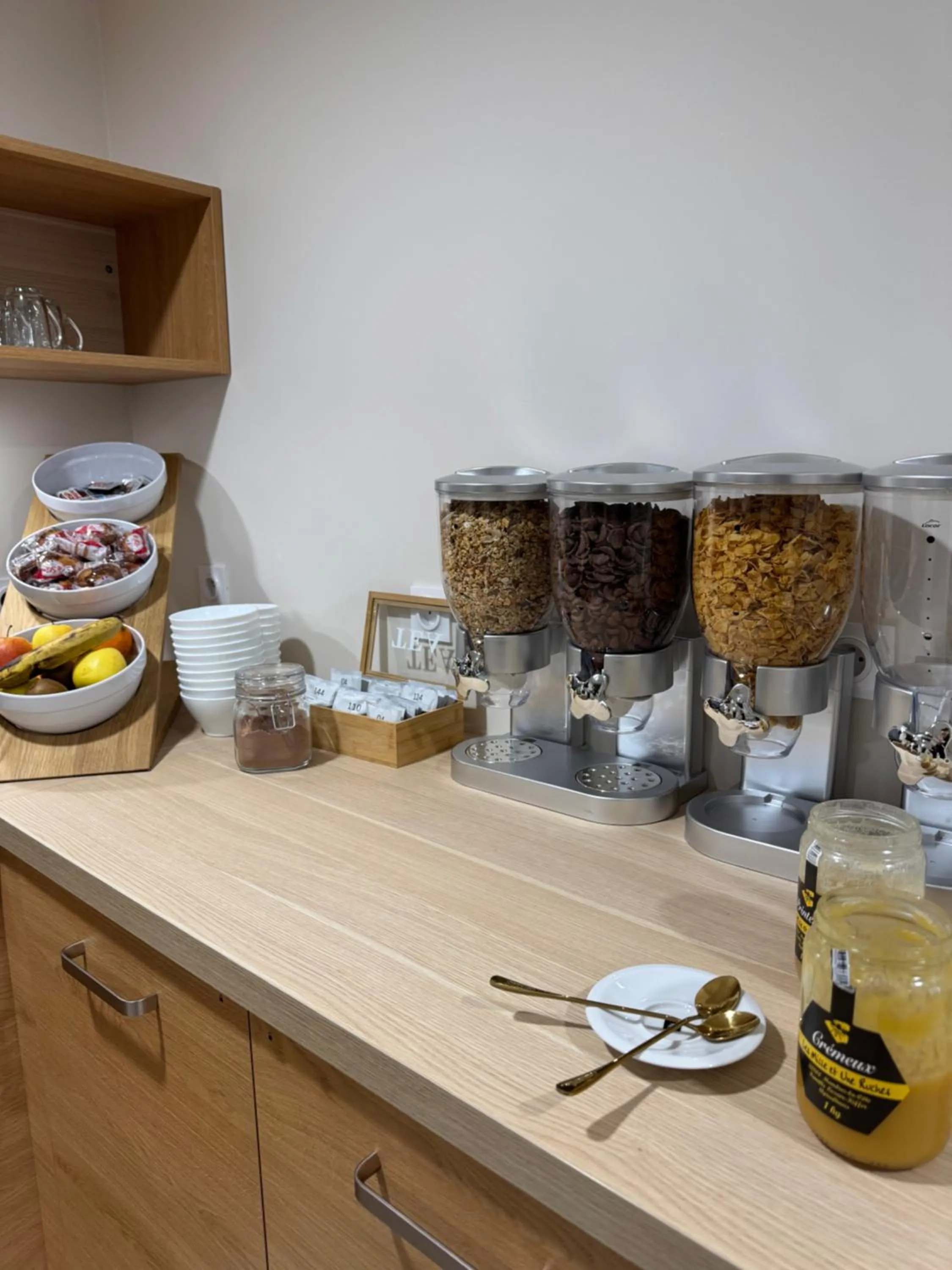 Buffet breakfast in Hôtel du Commerce-restaurant au Couteau