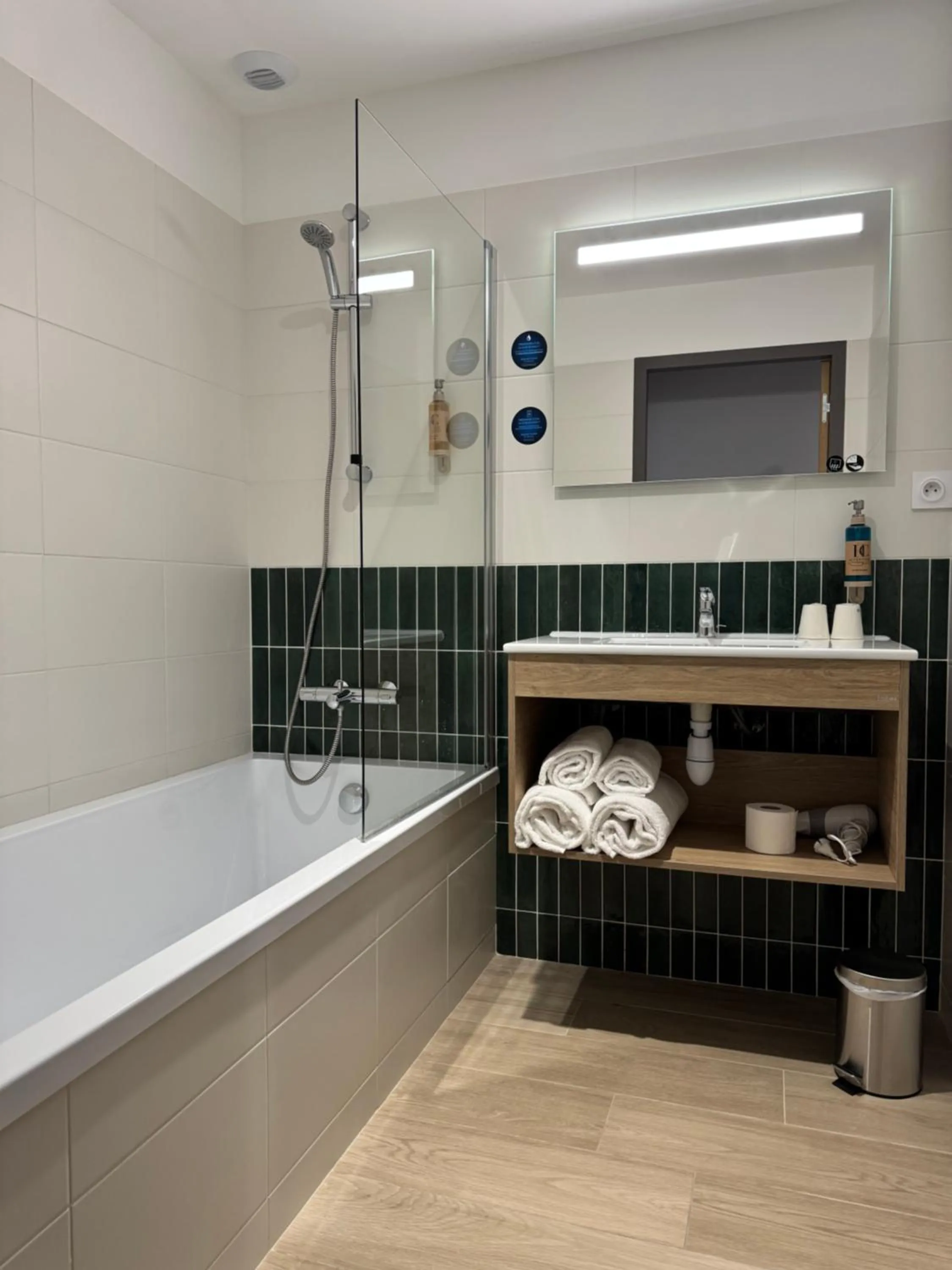 Bathroom in Hôtel du Commerce-restaurant au Couteau