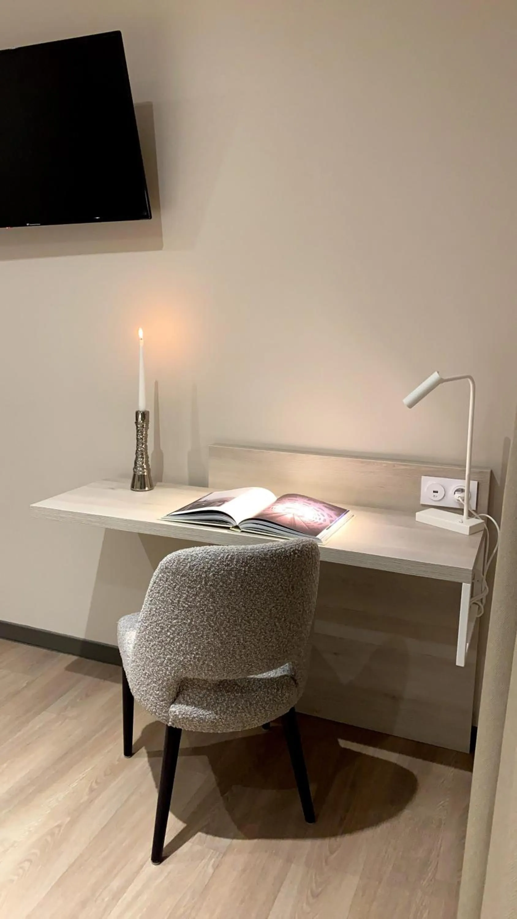 hair dresser in Hôtel du Commerce-restaurant au Couteau