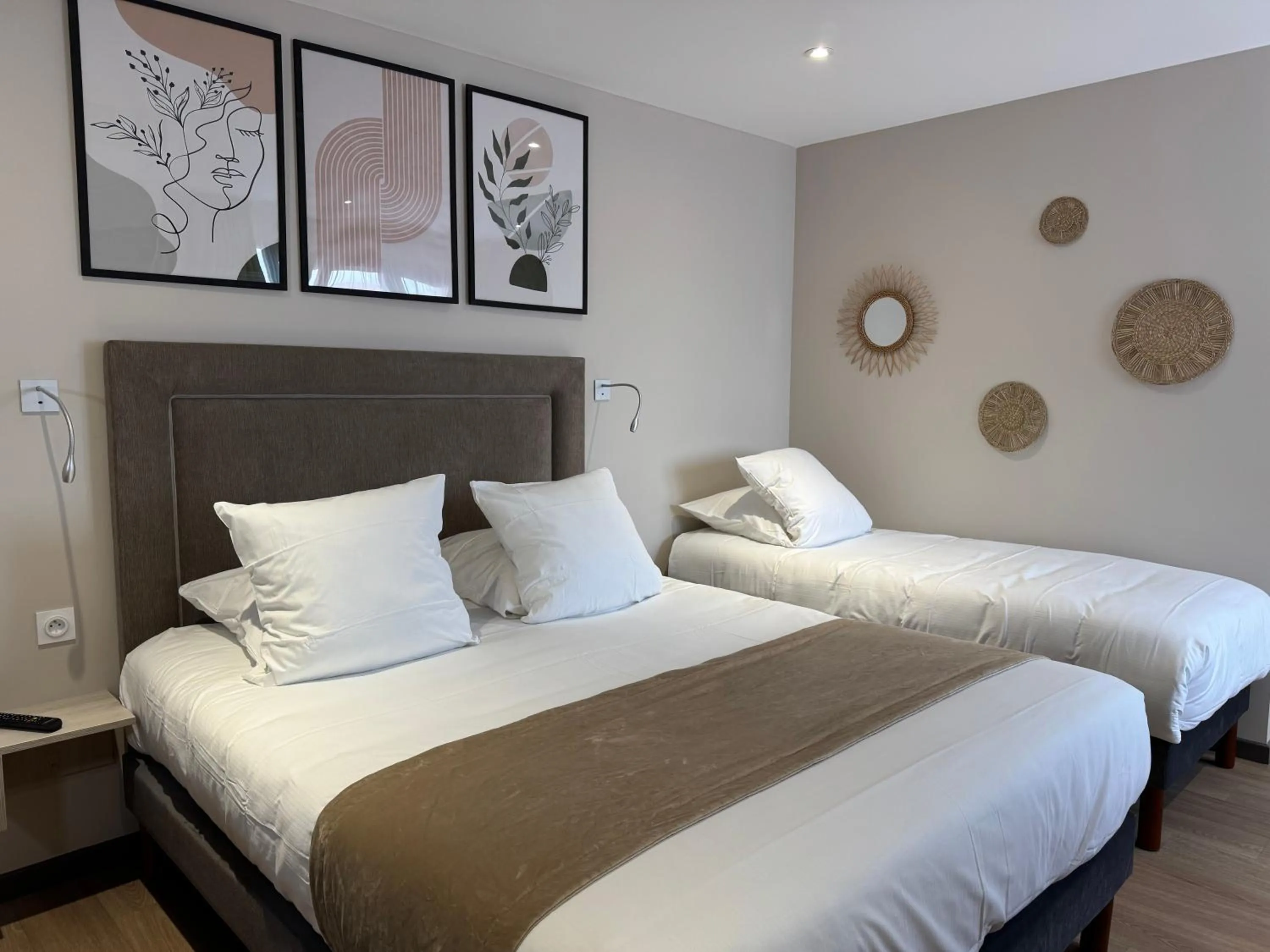 Bed in Hôtel du Commerce-restaurant au Couteau