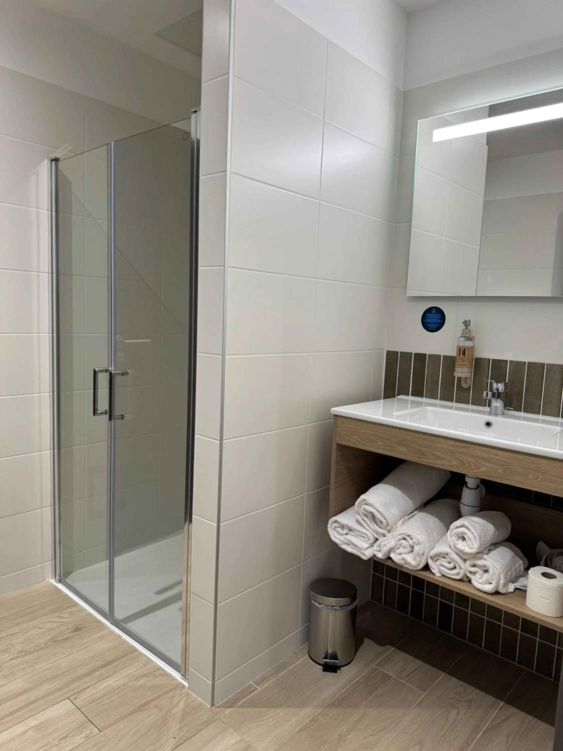 Shower in Hôtel du Commerce-restaurant au Couteau