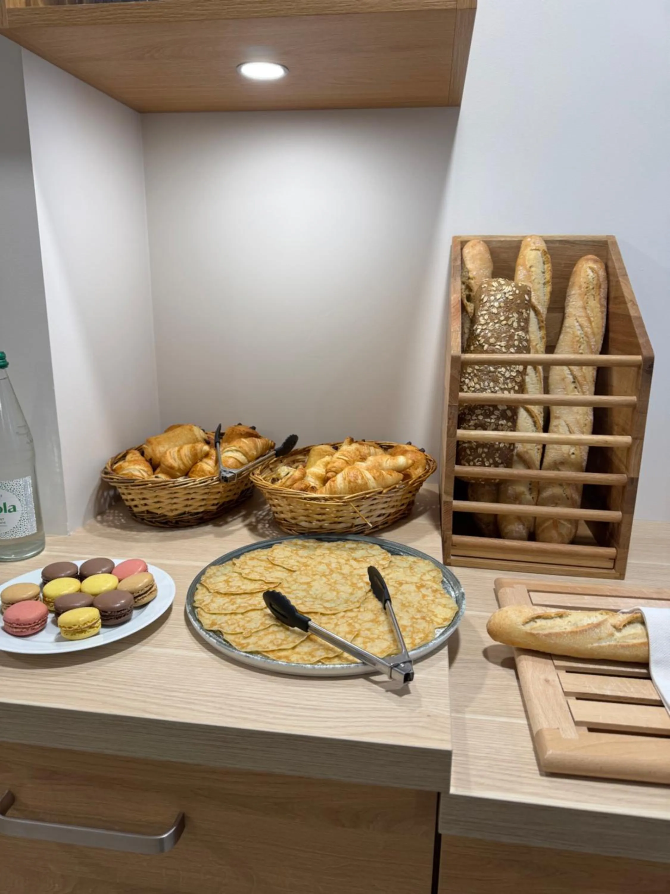 Buffet breakfast in Hôtel du Commerce-restaurant au Couteau