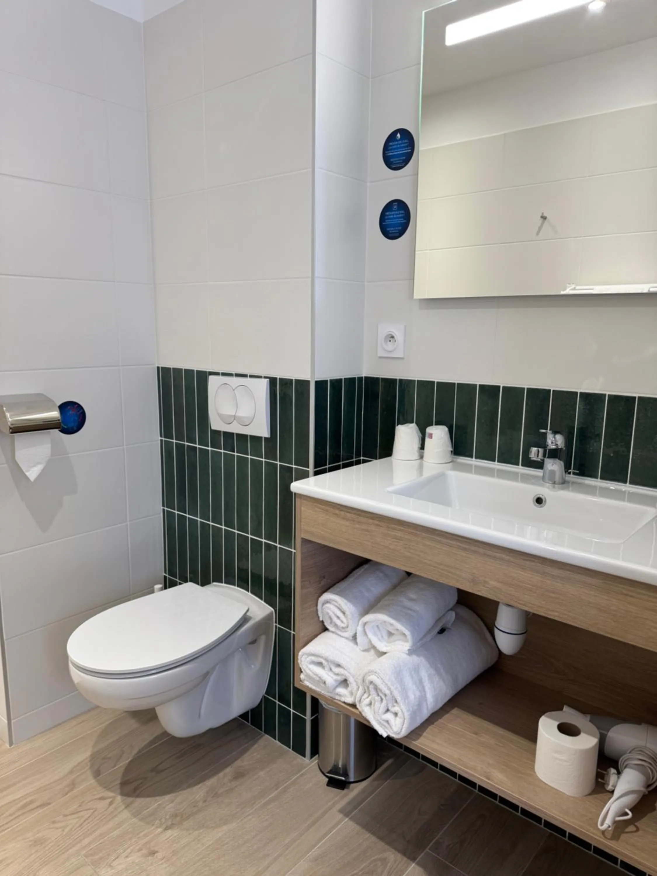 Toilet in Hôtel du Commerce-restaurant au Couteau