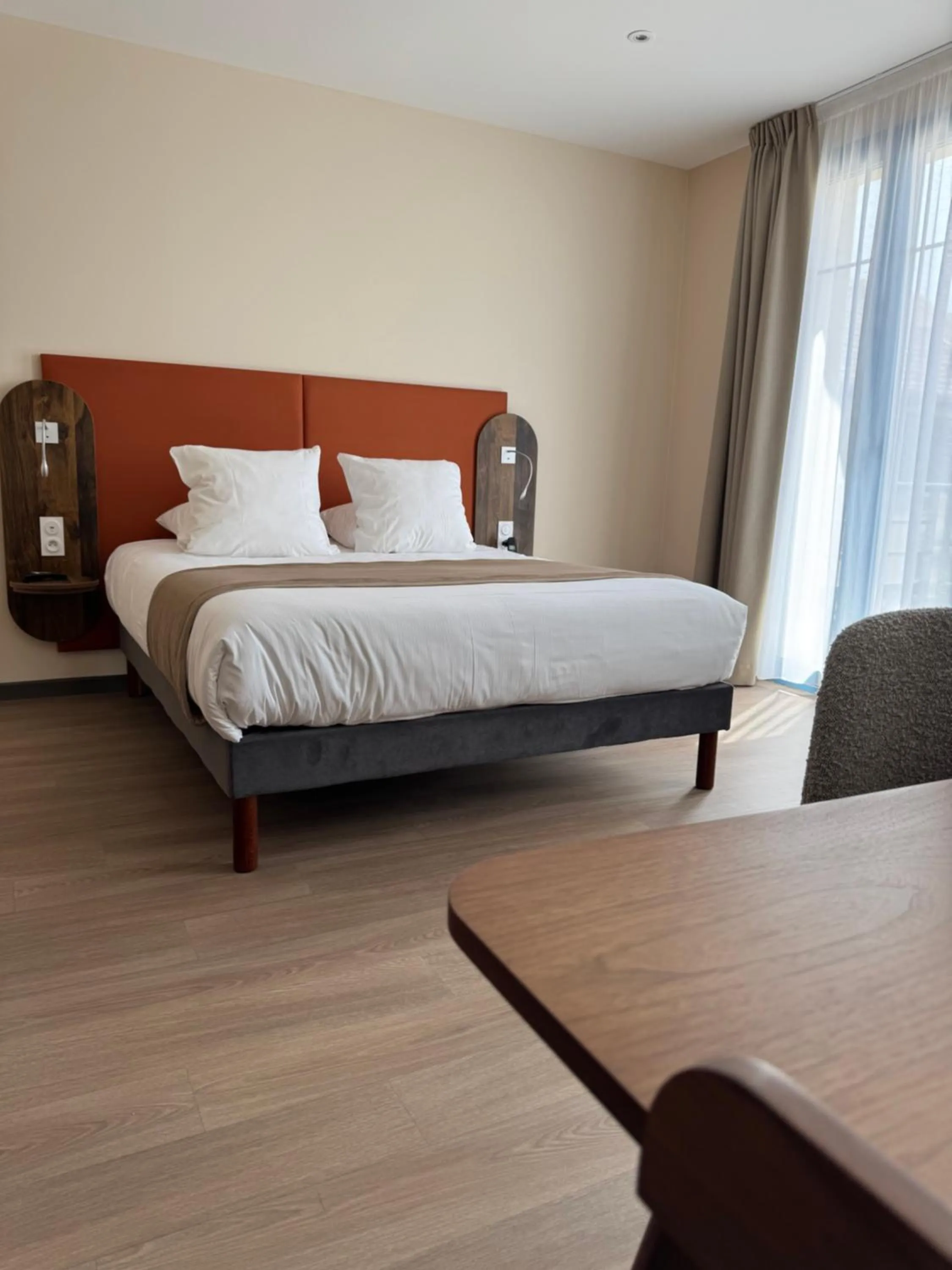 Bed in Hôtel du Commerce-restaurant au Couteau