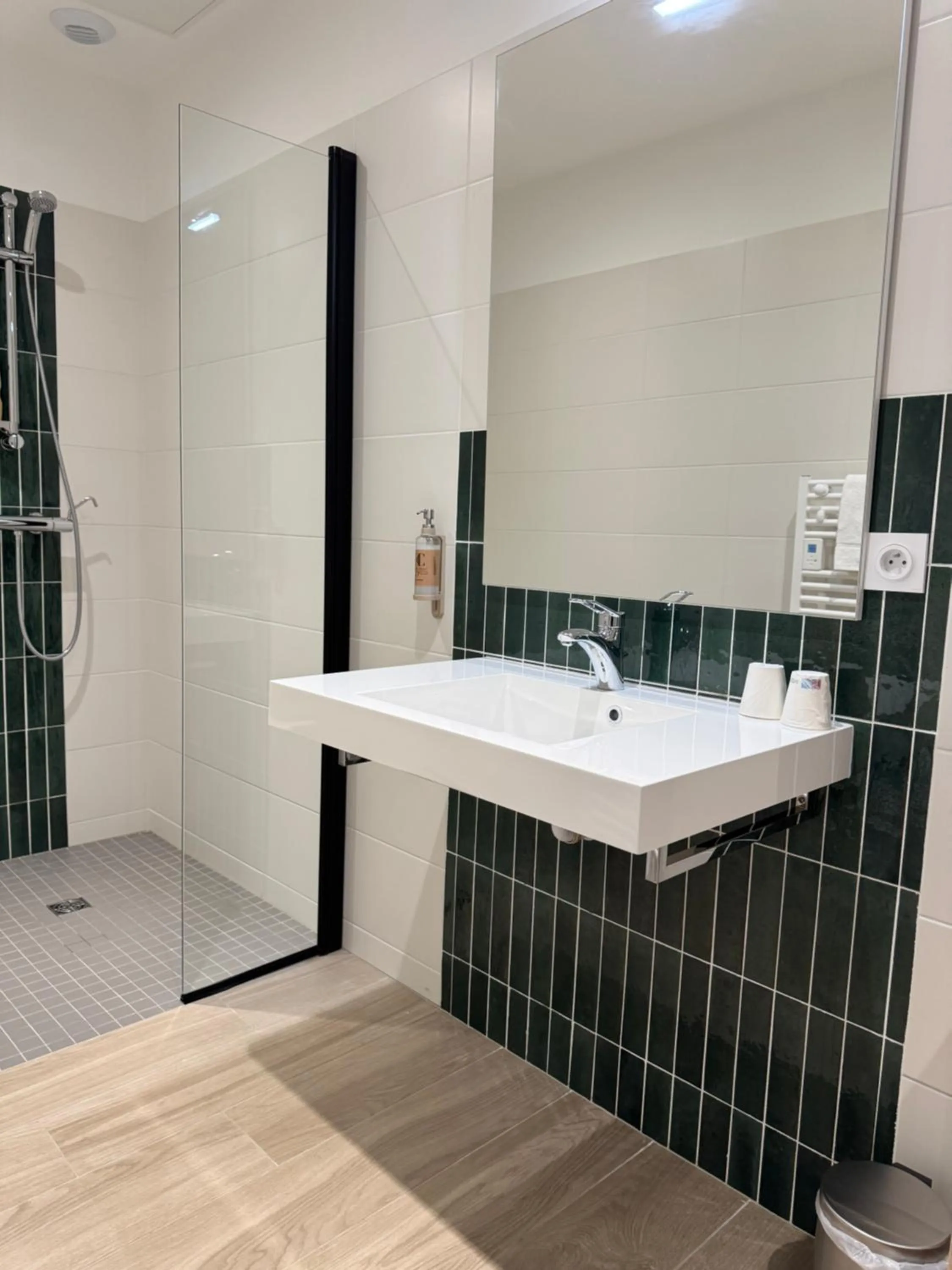 Shower in Hôtel du Commerce-restaurant au Couteau