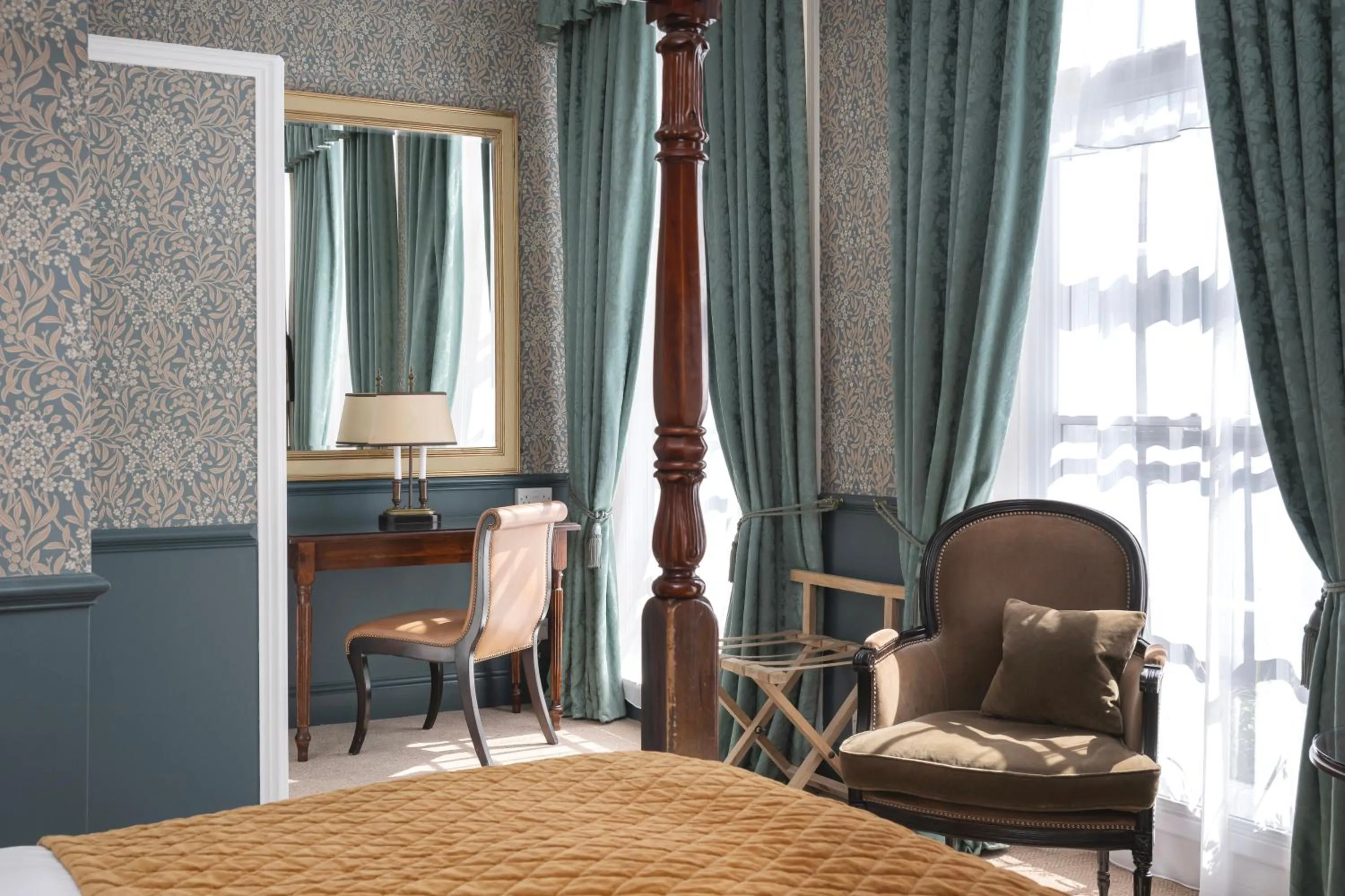 Bedroom, Bed in Royal Hotel