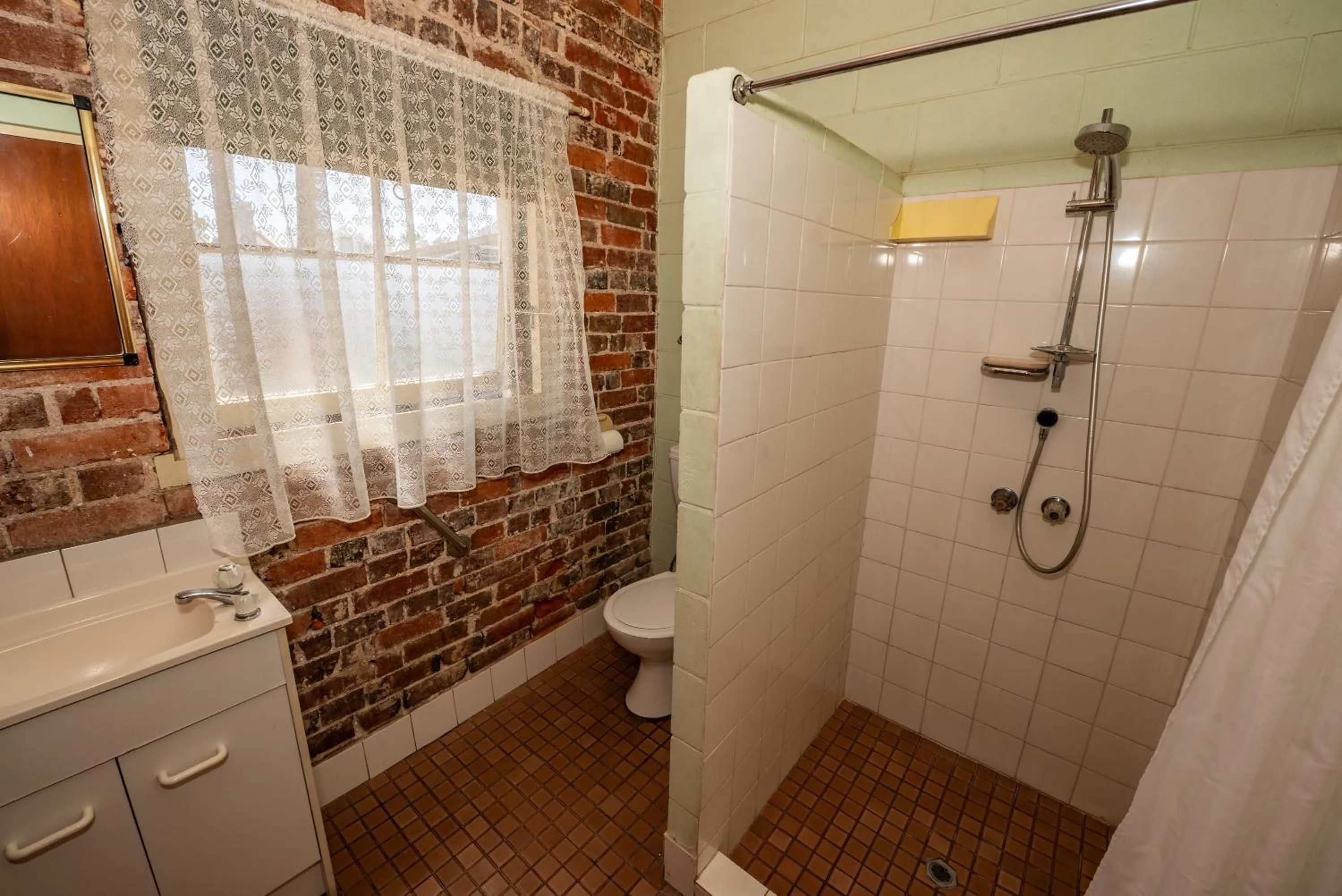 Shower in The Centennial Hotel Gulgong