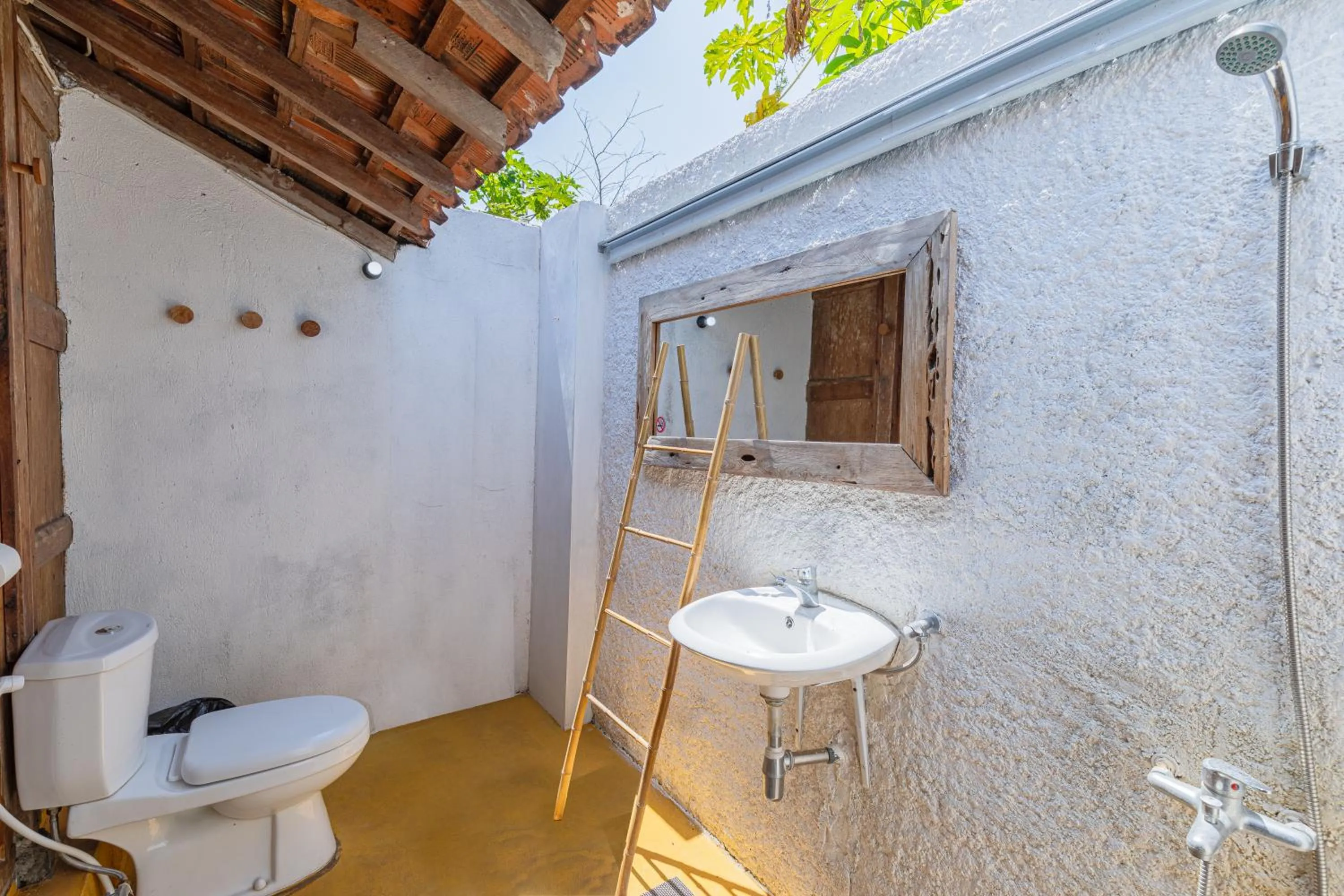 Shower in Yukke Tembi Homestay