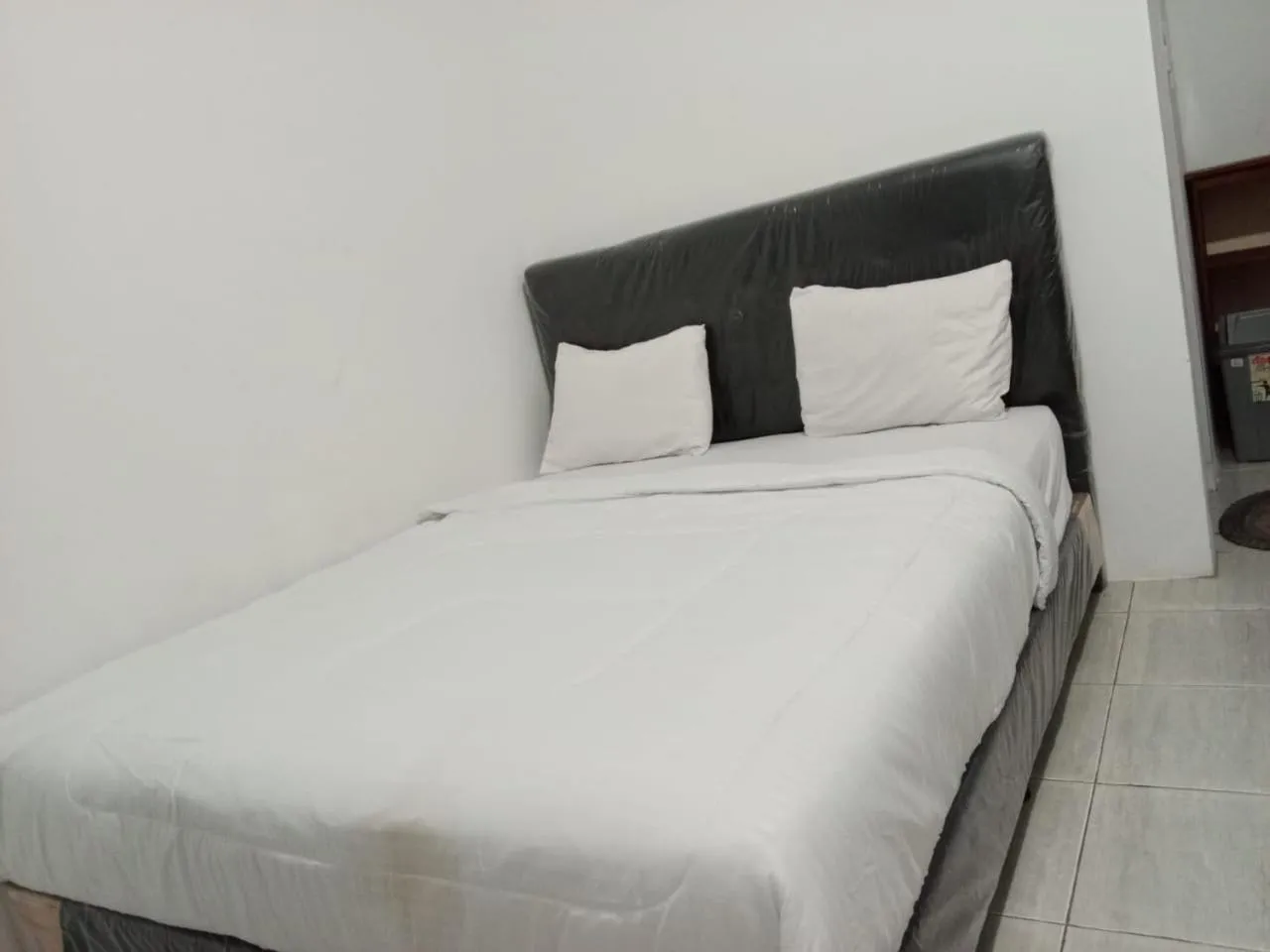 Bedroom, Bed in RedDoorz @ Pantai Sayangheulang