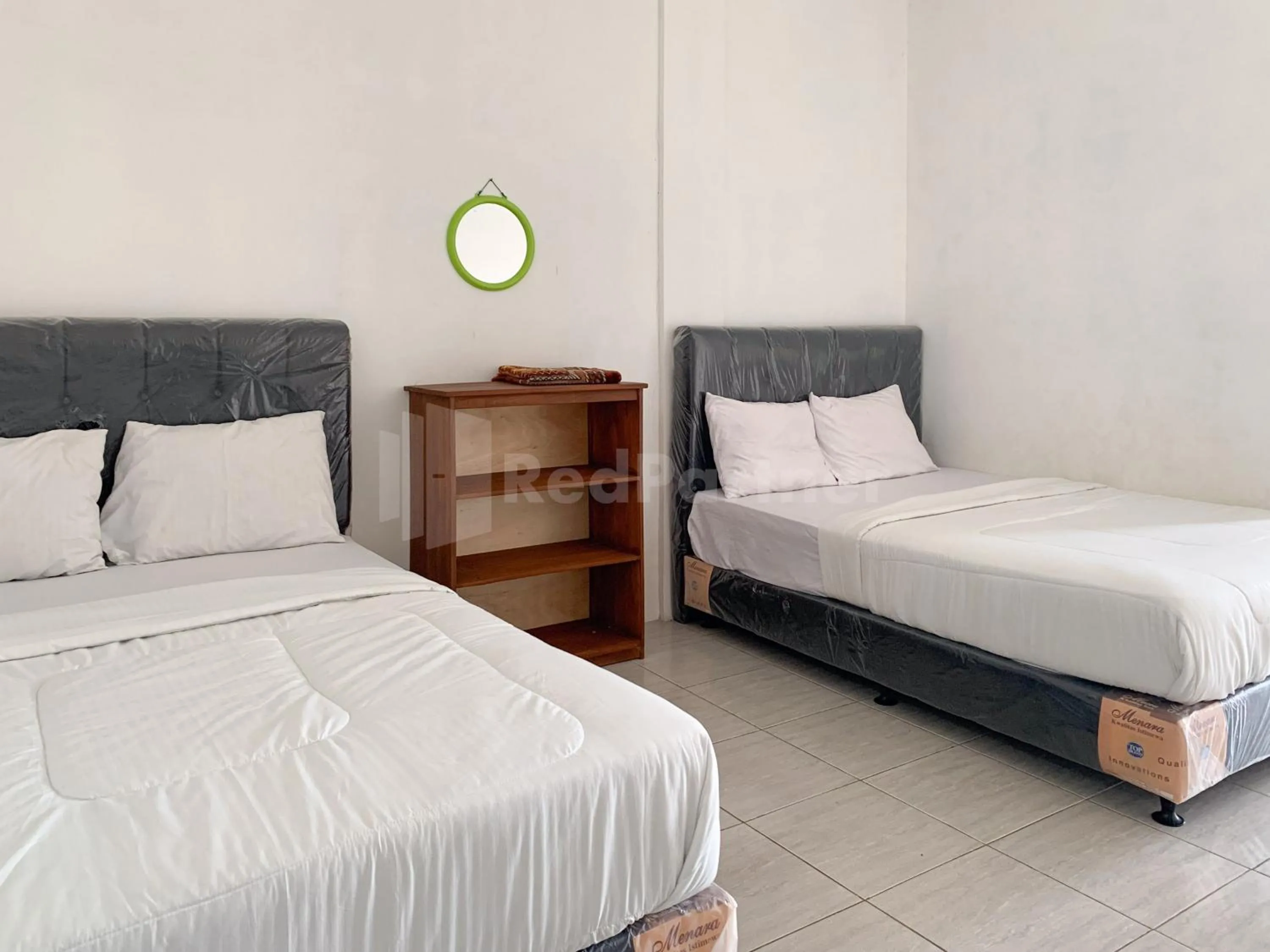 Bedroom, Bed in RedDoorz @ Pantai Sayangheulang