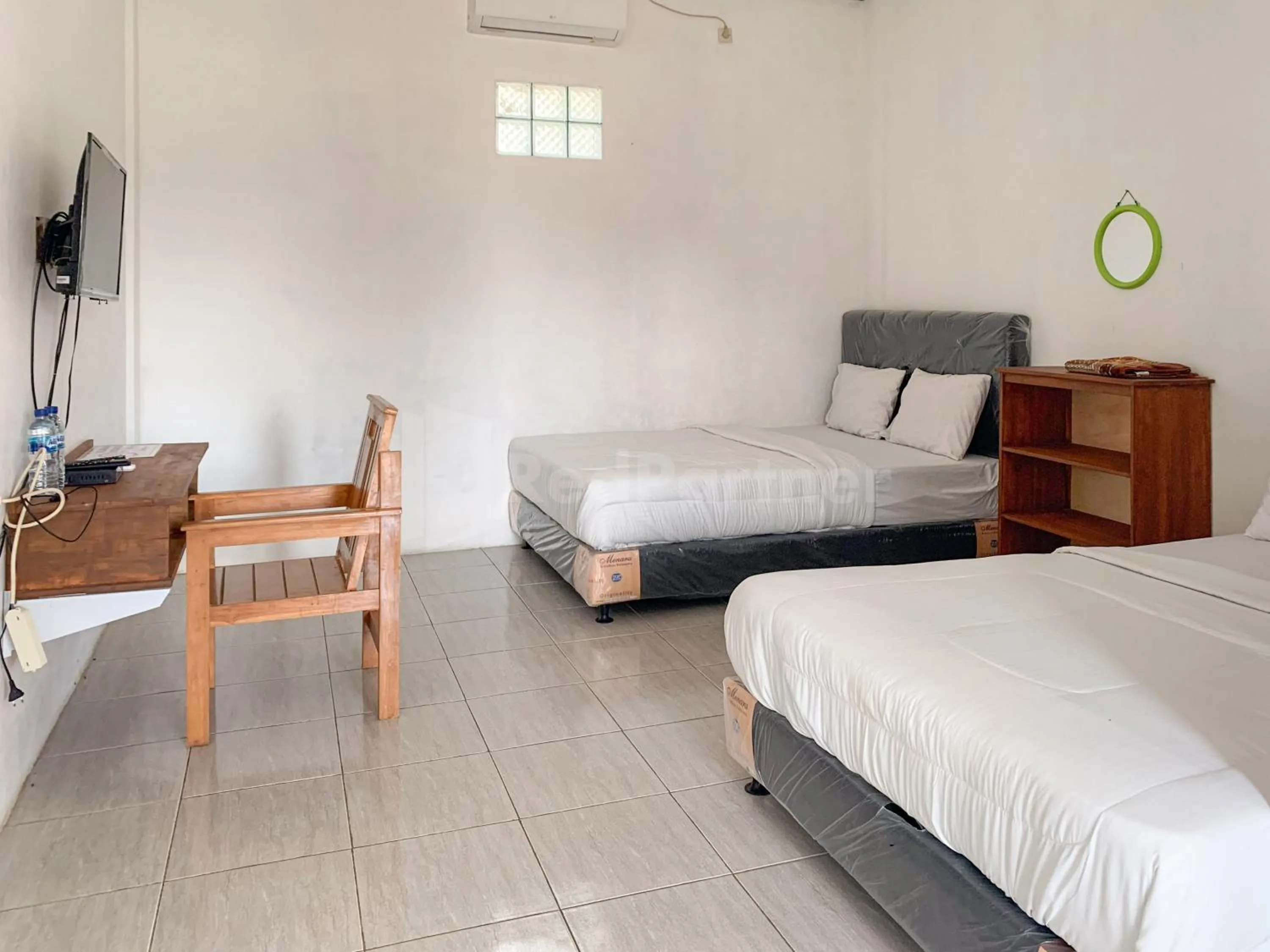 Bedroom, Bed in RedDoorz @ Pantai Sayangheulang