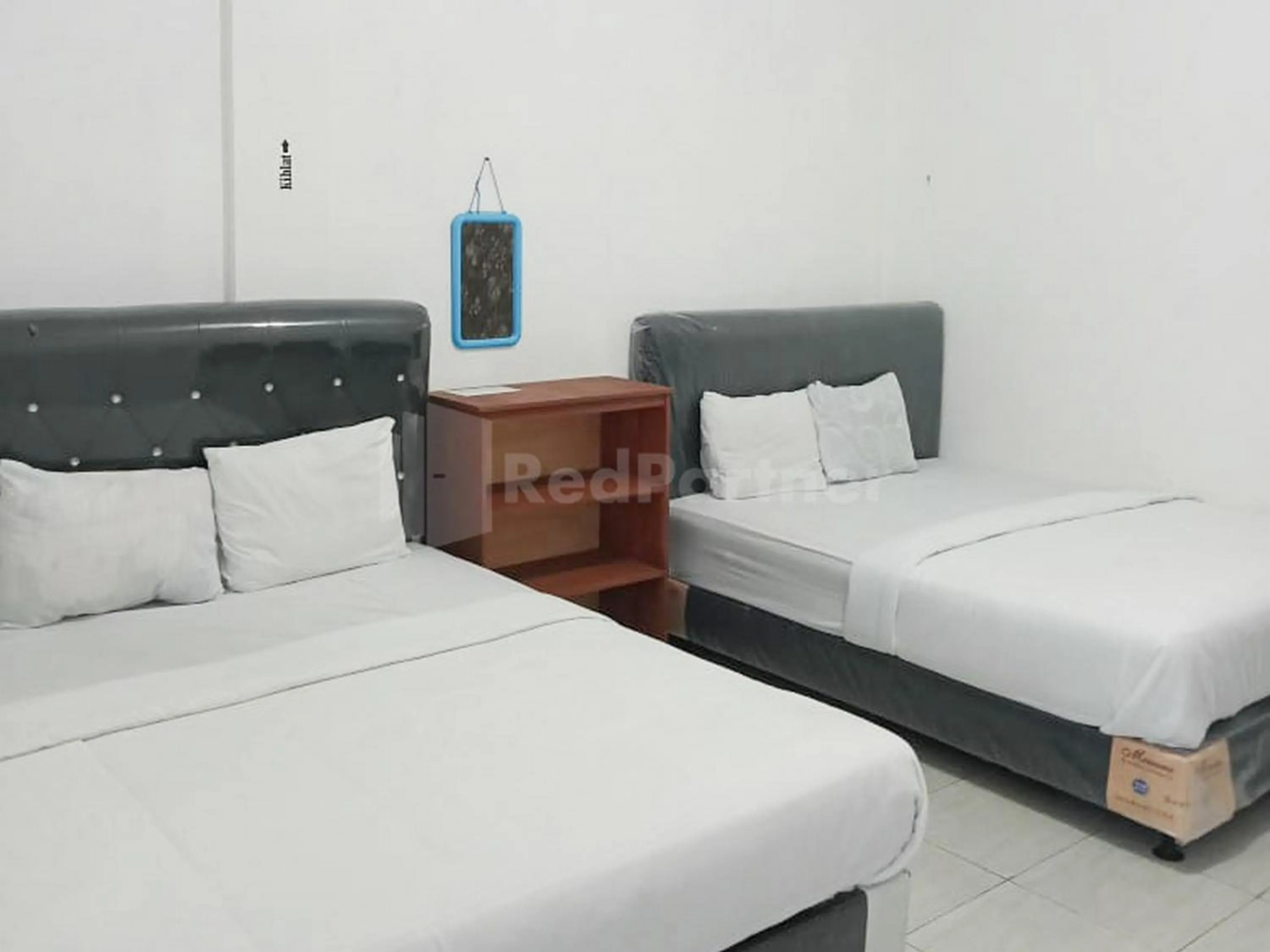 Bedroom, Bed in RedDoorz @ Pantai Sayangheulang