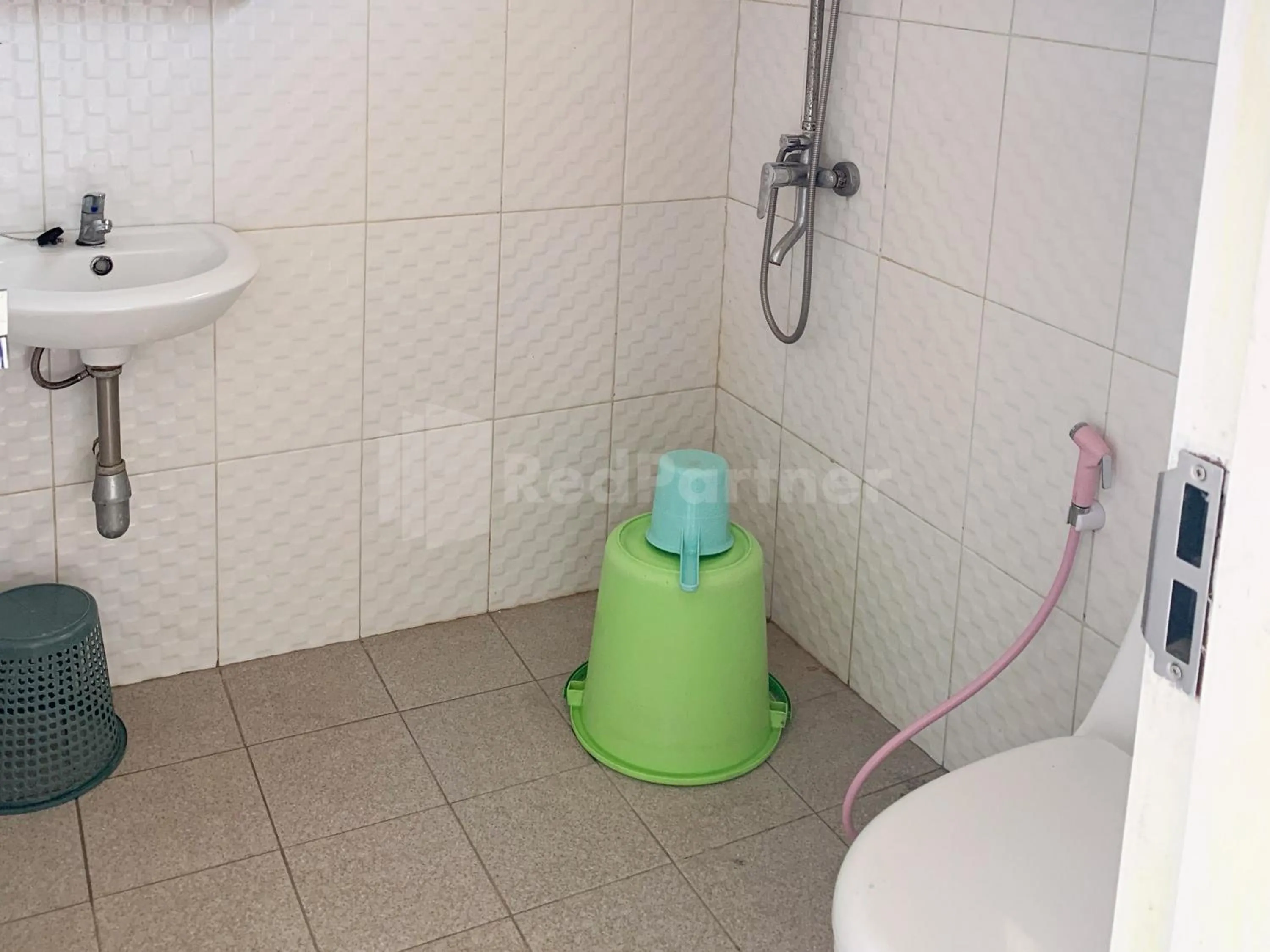 Bathroom in RedDoorz @ Pantai Sayangheulang