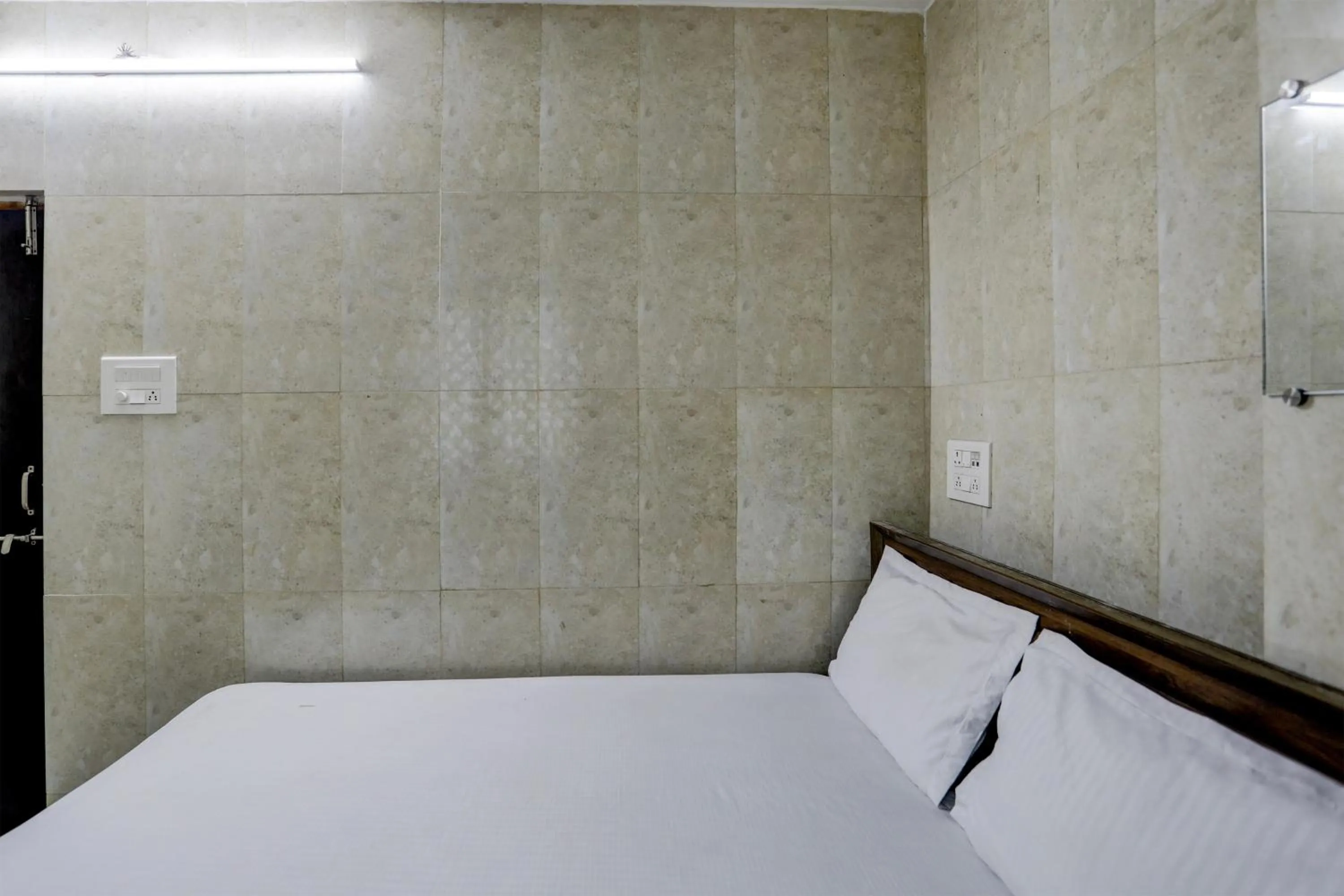 Bedroom, Bed in Hotel O DREAMZZ INN