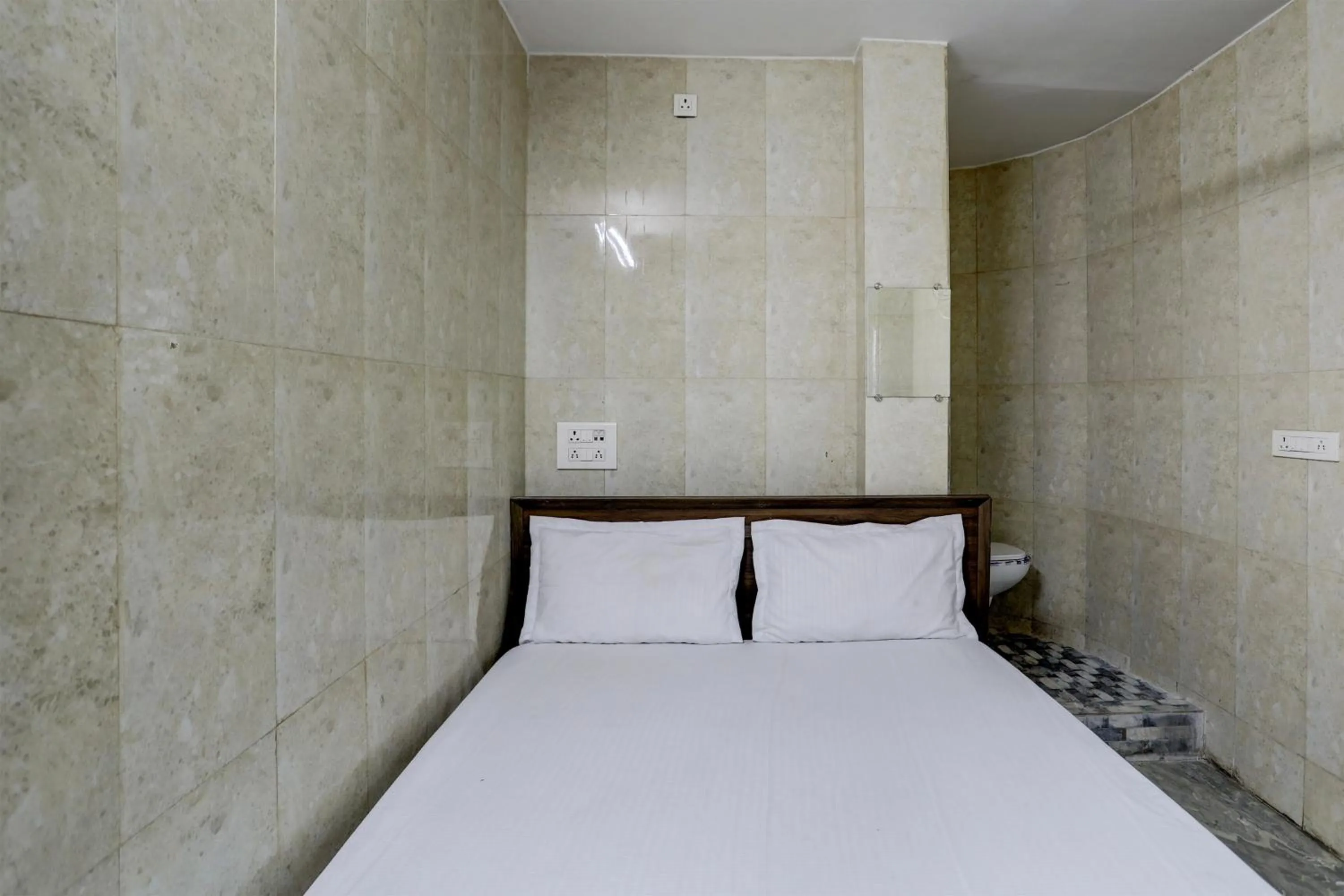 Bathroom, Bed in Hotel O DREAMZZ INN