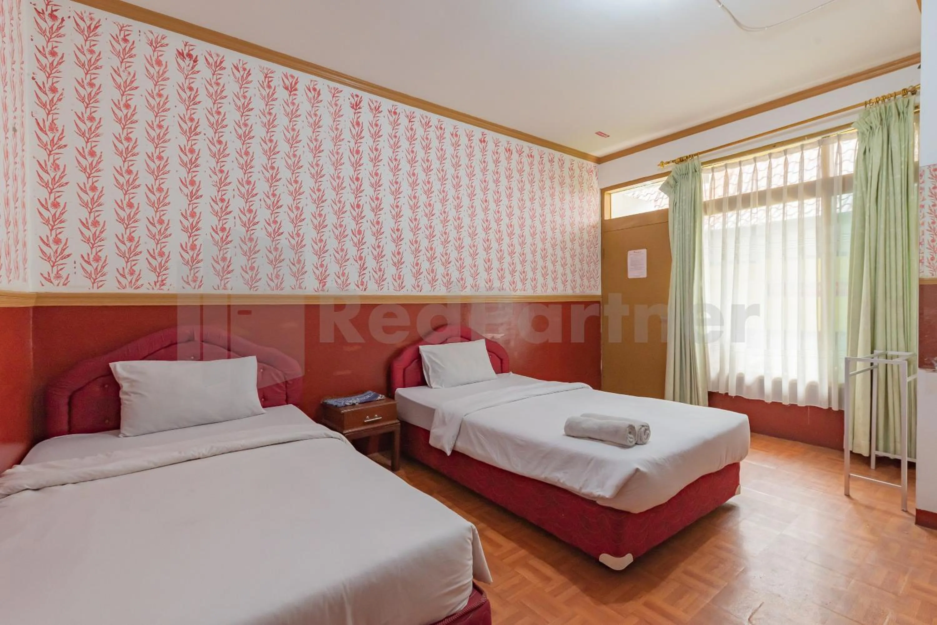 Twin Room in Seruni Guest House Near Alun Alun Lembang Mitra RedDoorz