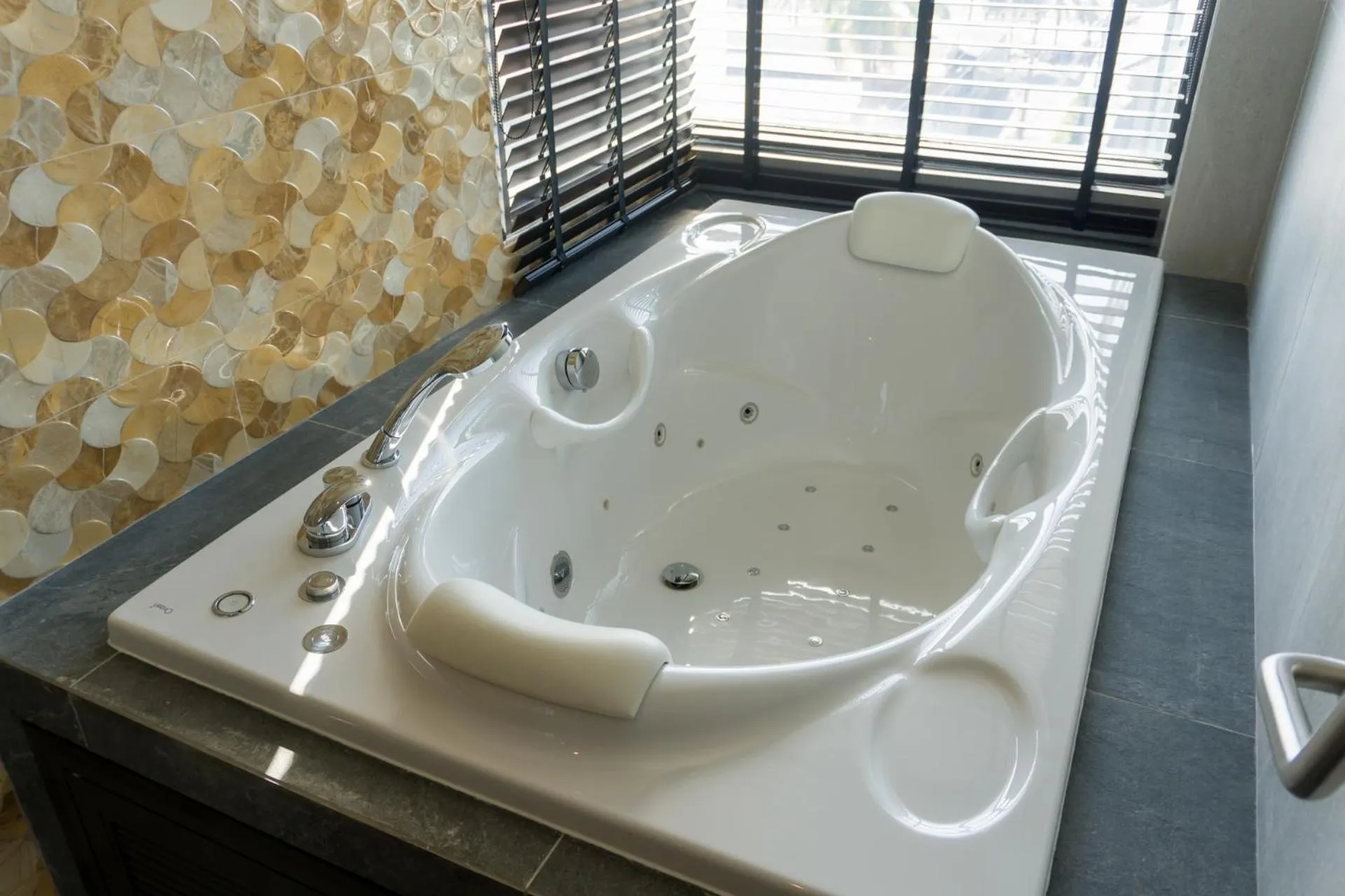 Hot Tub in AUBERGE SHINTAKE