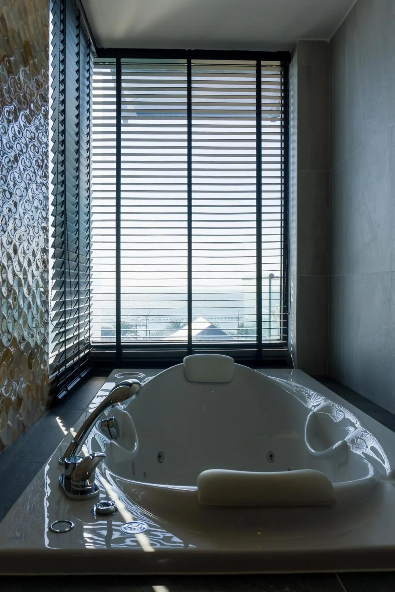 Hot Tub, Bed in AUBERGE SHINTAKE