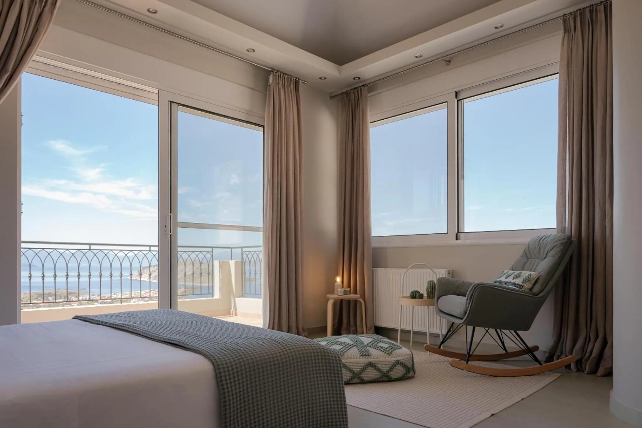 Bed in Kaerati Villa Aegina