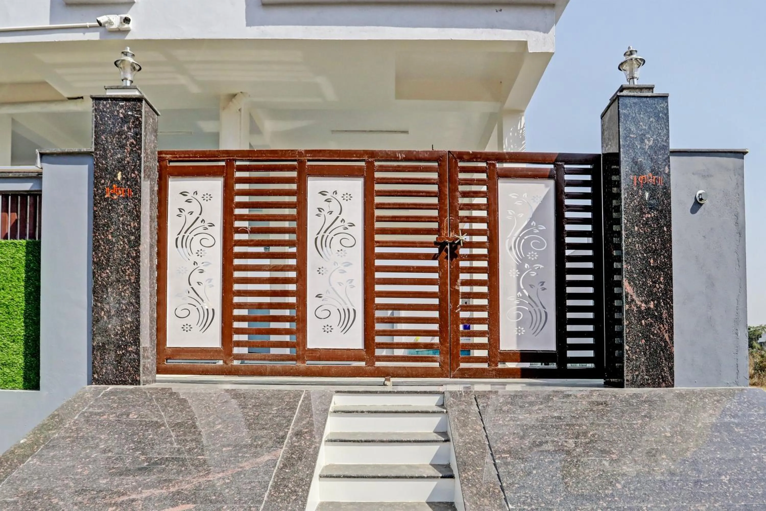 Facade/entrance in Hotel O P S