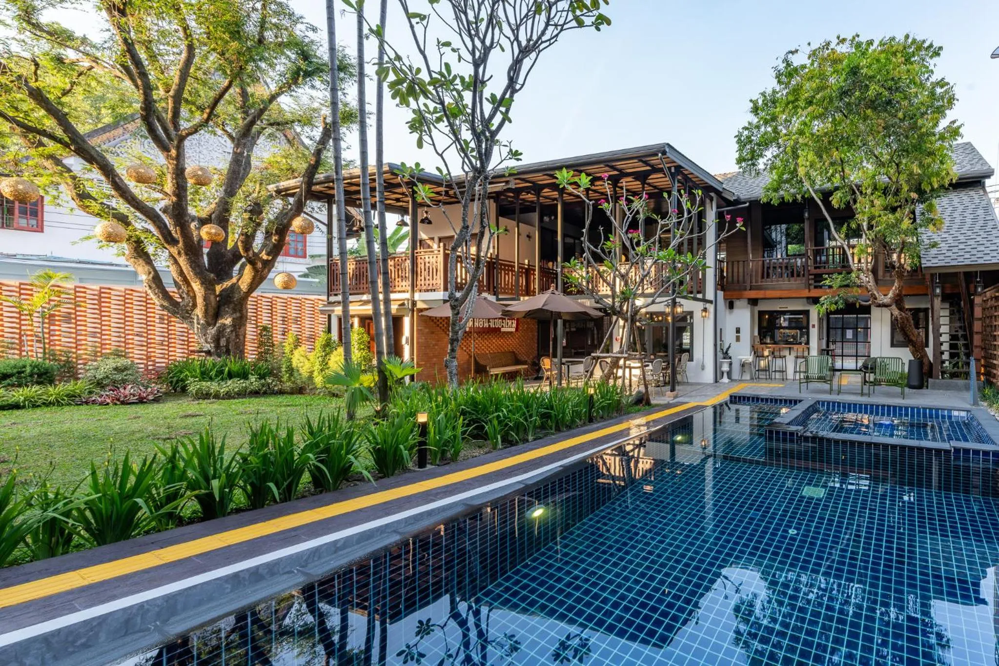 Inner courtyard view in Shamrock Chiangmai Hotel-Adult Only