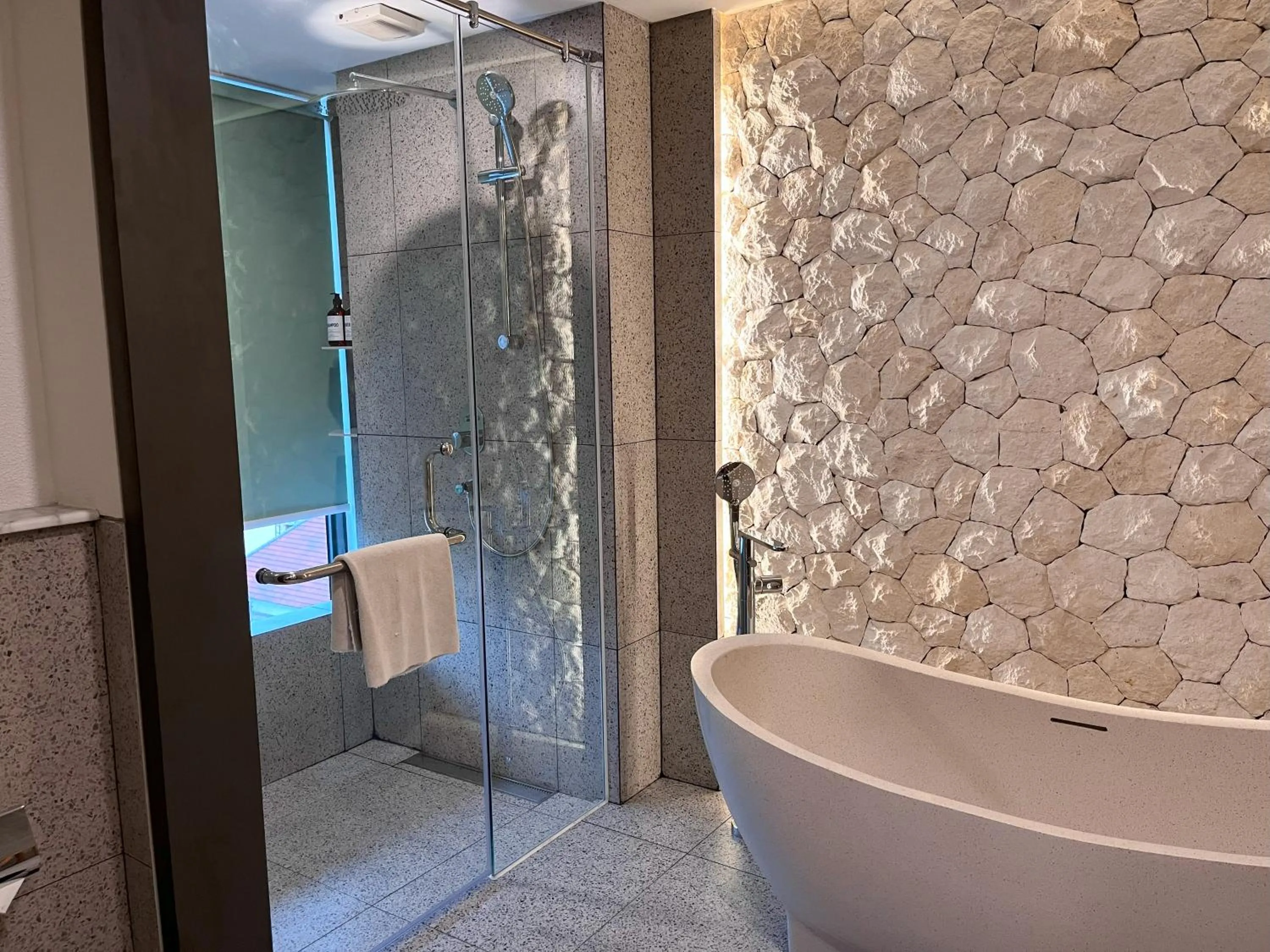 Shower in Luminor Hotel Legian Seminyak - Bali